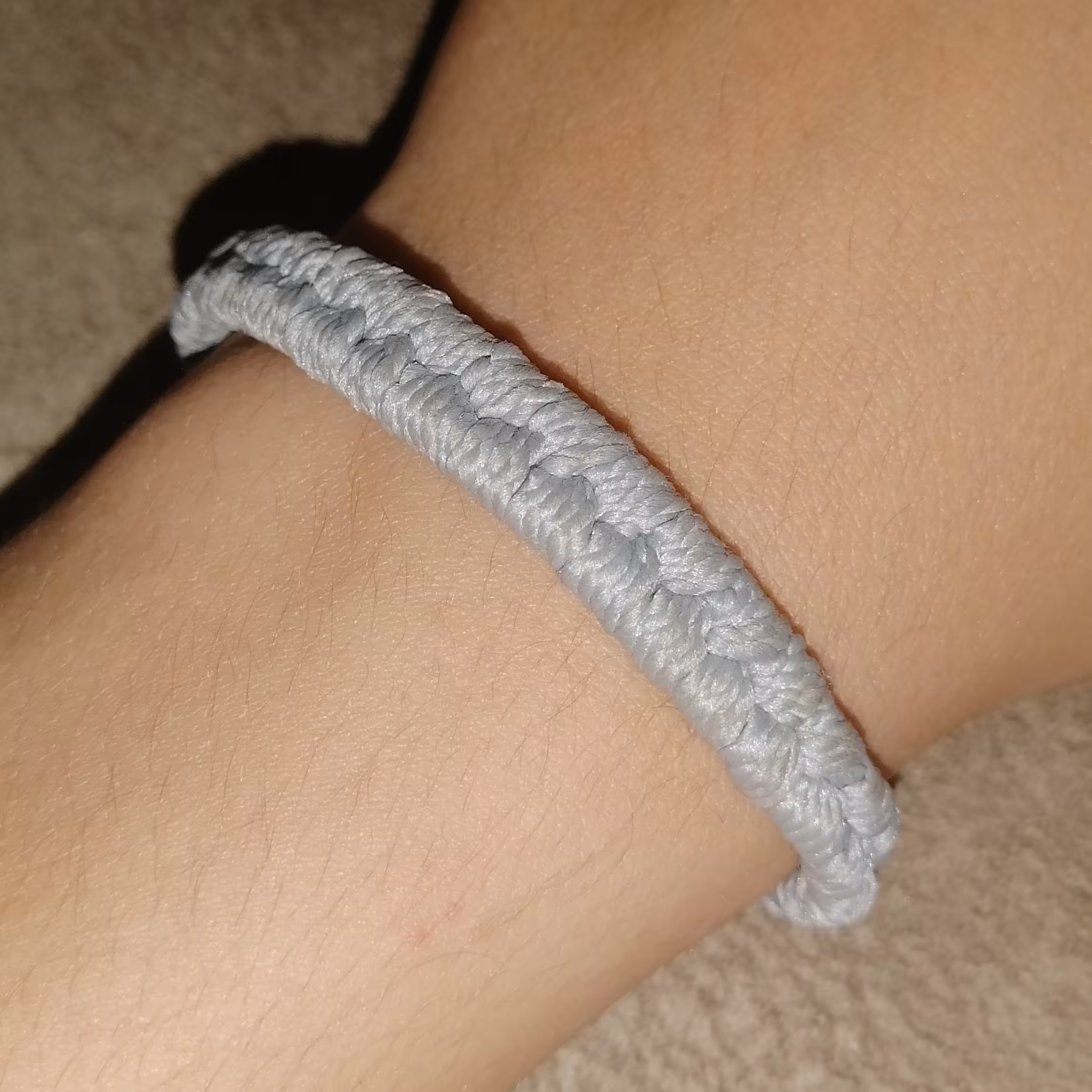 دستبند خاکستری که تنها با یک بند کفش بافته شده است و... 