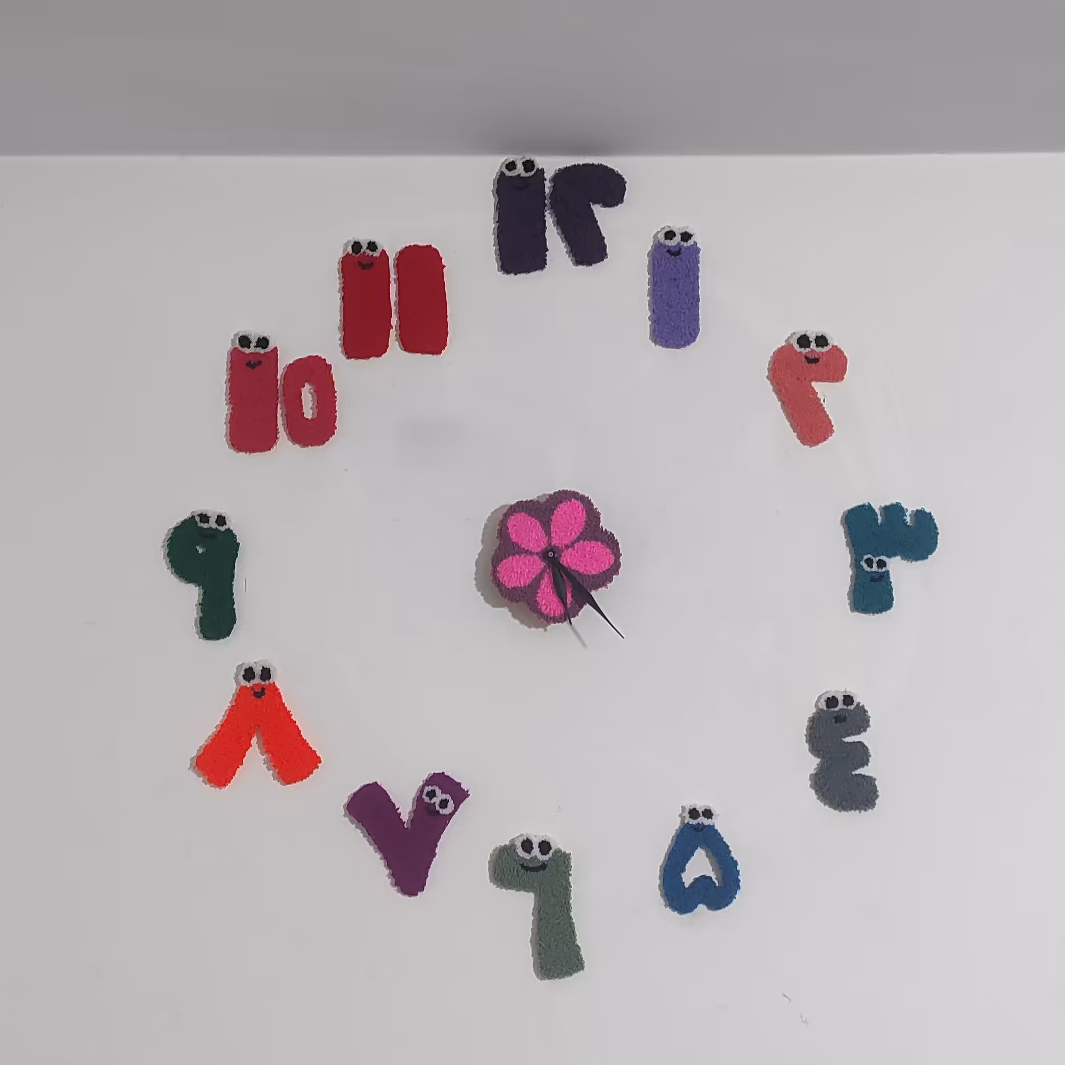 ساعت دیواری فرشینه بافی یا شبه قالی در رنگ های مختلف 