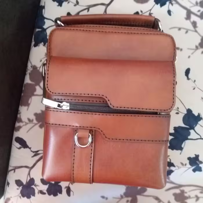 کیف دست دوز دوشی مردانه باچرم طبیعی گاوی 20*24