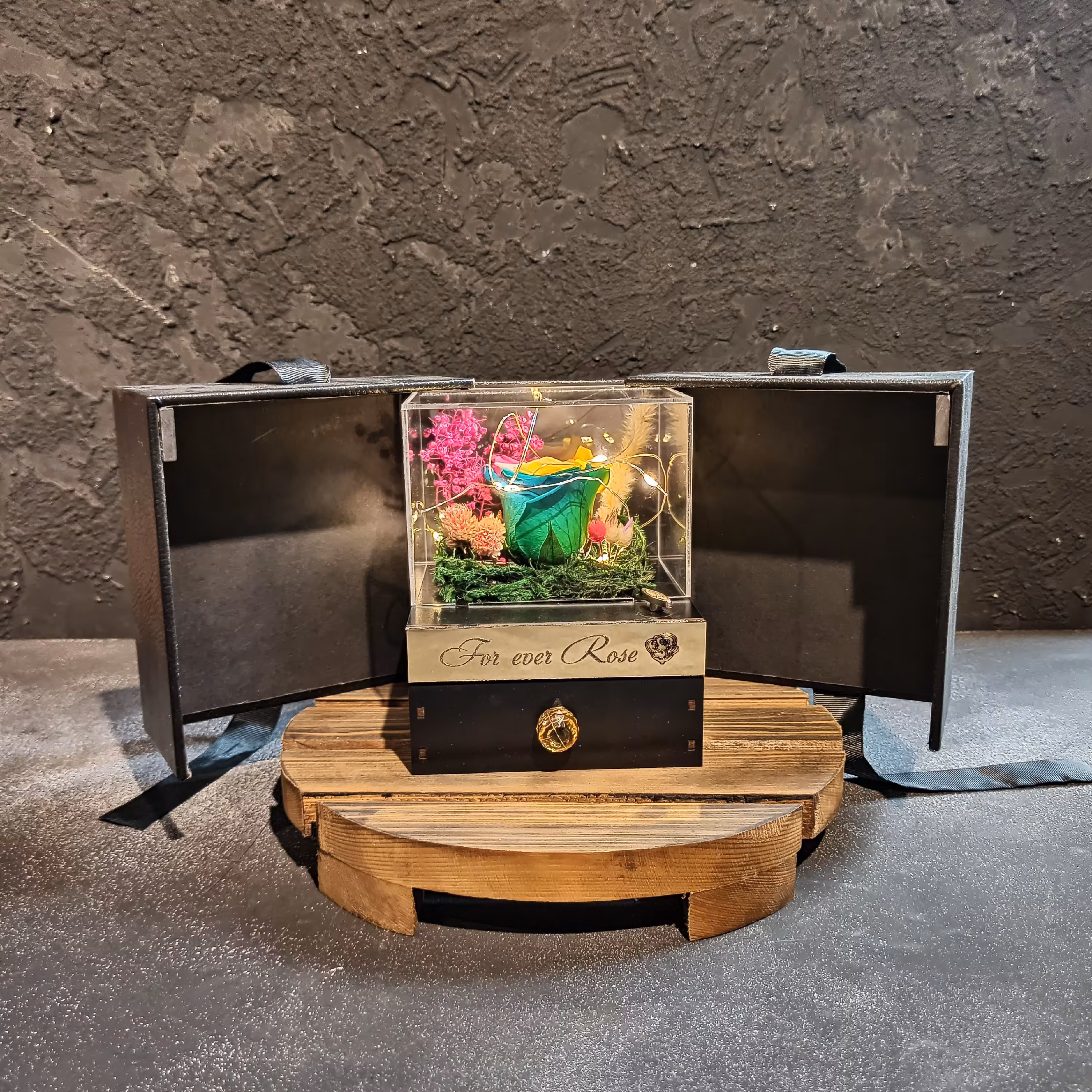 گل رز جاودان هفت رنگ در باکس موزیکال با دیزاین داخلی و ریسه آفتابی 