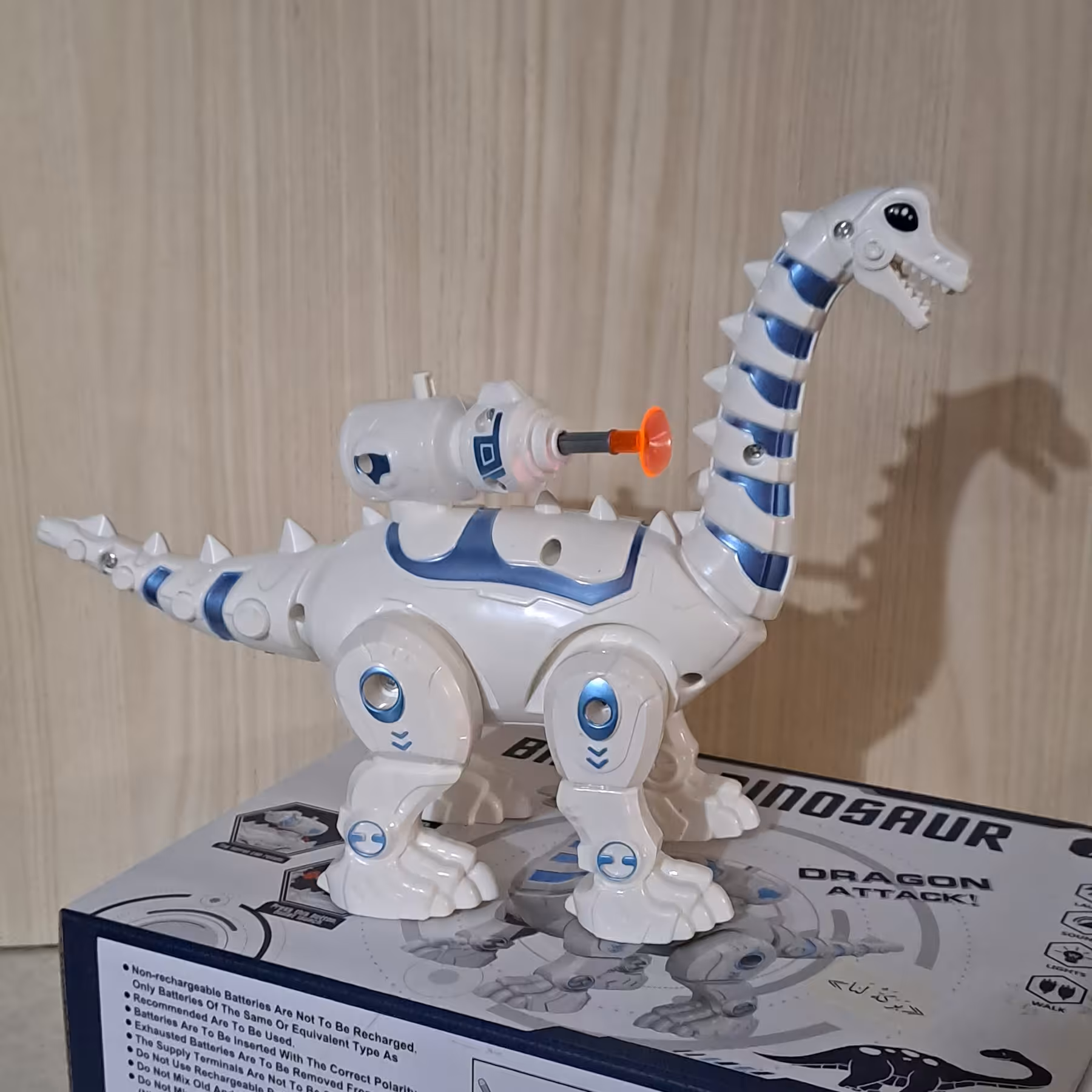 دایناسور تیرانداز متحرک وموزیکال وچراغ دار وبه همراه 3 عددتیر