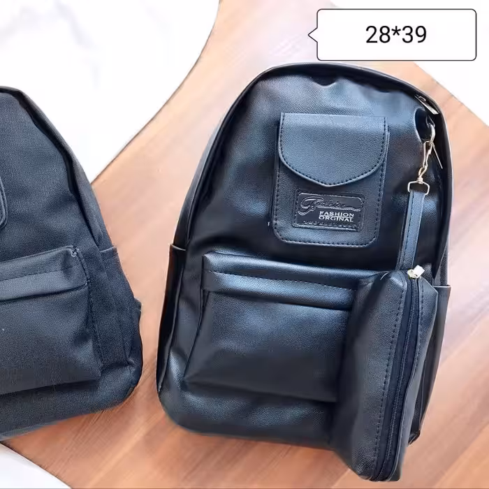 کوله پشتی جادار زیبا  رنگبندی مشکی جنس خارجی
سایز تقریبی روی تصویر
