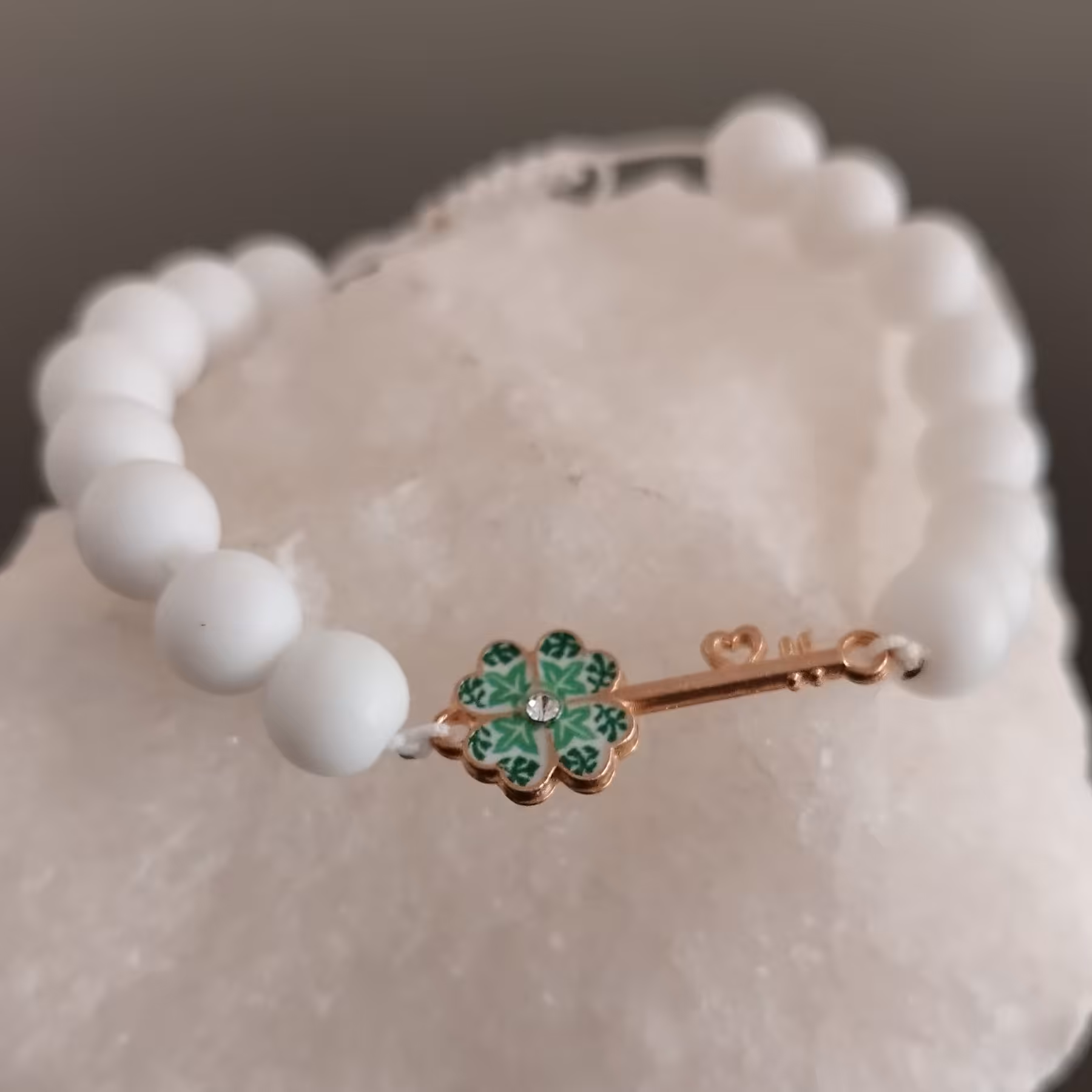 دستبند اونیکس سفید با پلاک برگ 