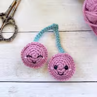 جادعایی و گیفت نوزاد طرح گیلاس دست بافت جاکلیدی آویز اپلیکه گیلاس
