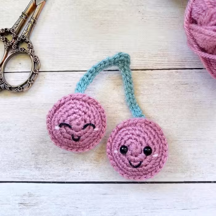 جادعایی و گیفت نوزاد طرح گیلاس دست بافت جاکلیدی آویز اپلیکه گیلاس
