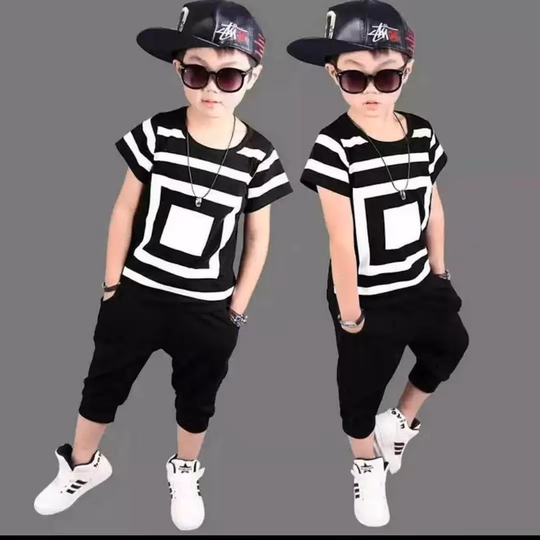 ست تیشرت و شلوارک اسپورت بچگانه شیک و زیبا مناسب حدود سنی 5 تا 11 سال جنس پارچه پنبه لاکرادار عالی کیفیت تضمینی