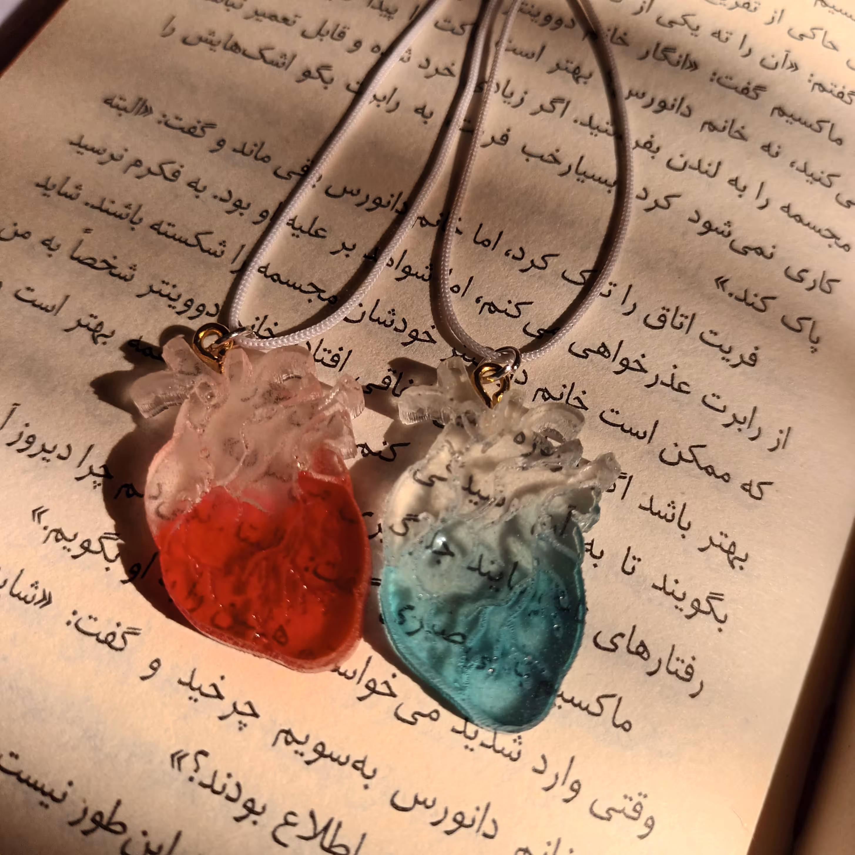 گردنبند قلب آناتومی شب تاب گردنبند رزینی گردنبند قلب آناتومی گردنبند شبتاب گردنبند رزین 