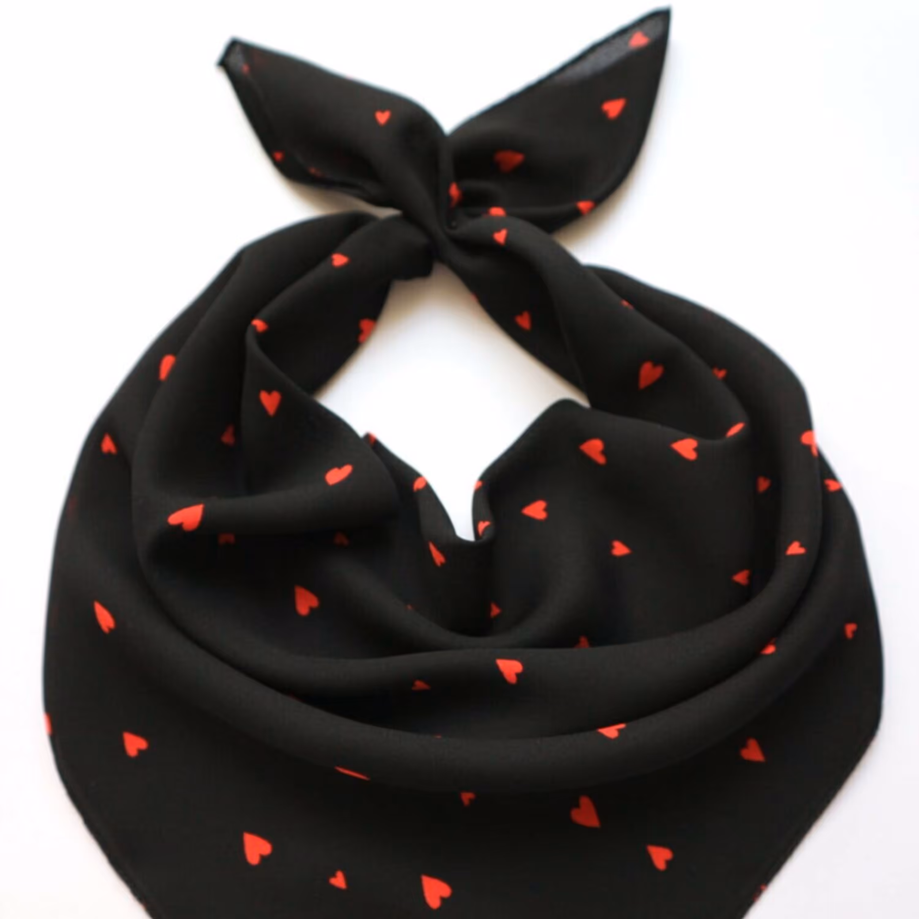 مینی اسکارف با طرح قلب قرمز