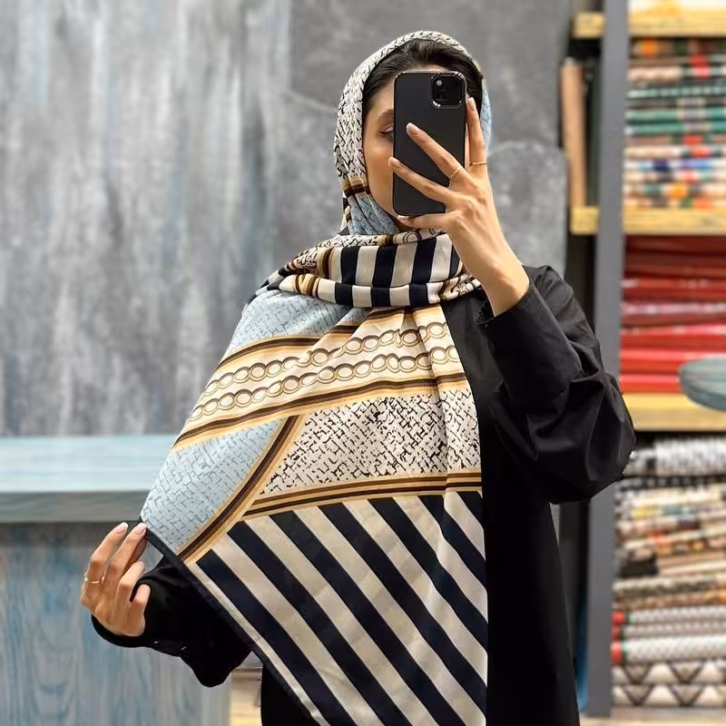 روسری نخ گارزا 
قواره 140
دور دست دوز
سر هست حتما باید گره یا گیره بزنین 
چروک نمیشه
پرز نمیشه.
خنک و سبک مناسب تابستان 