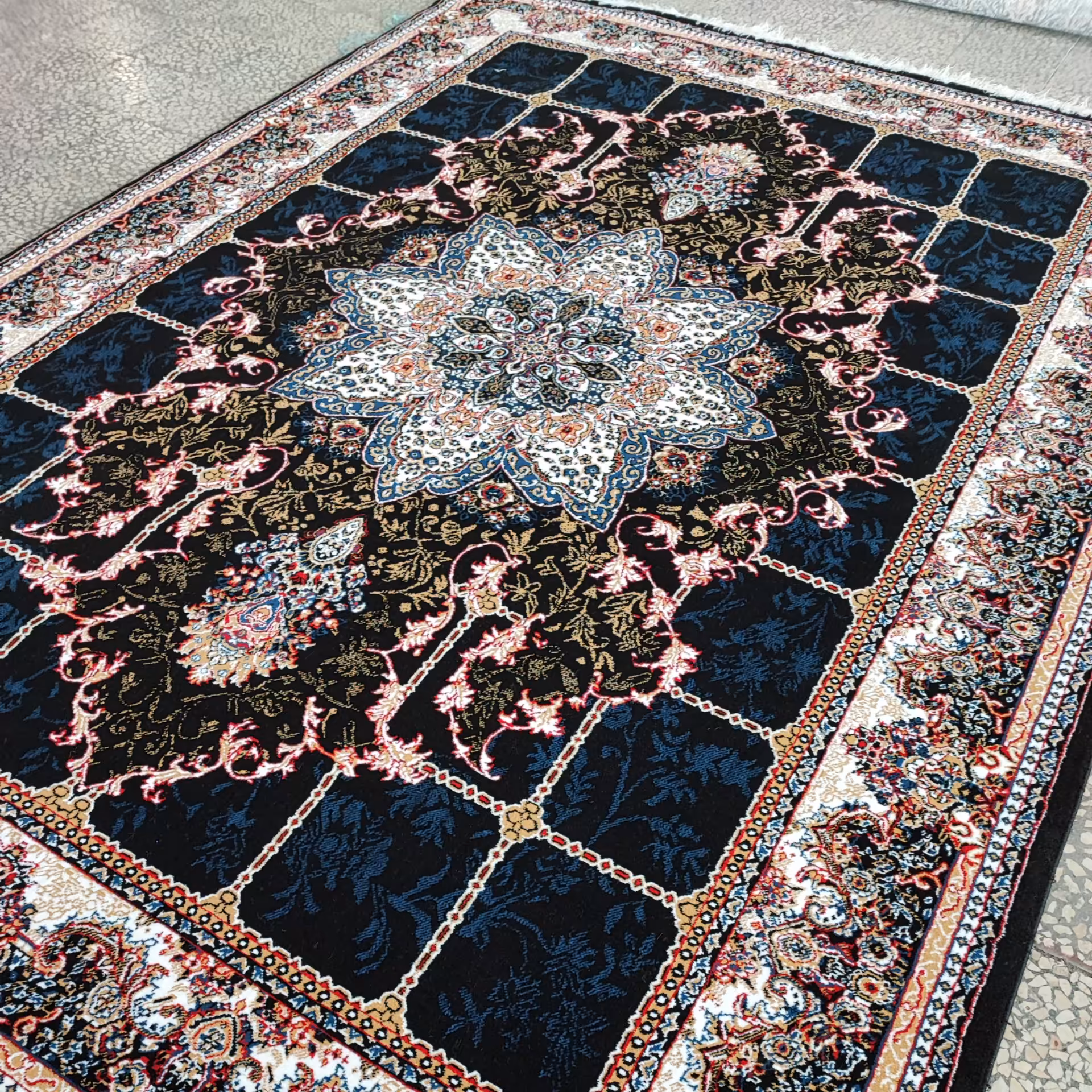 فرش ماشینی بی سی اف طرح هیوا رنگ سرمه ای 12 متری تراکم 700