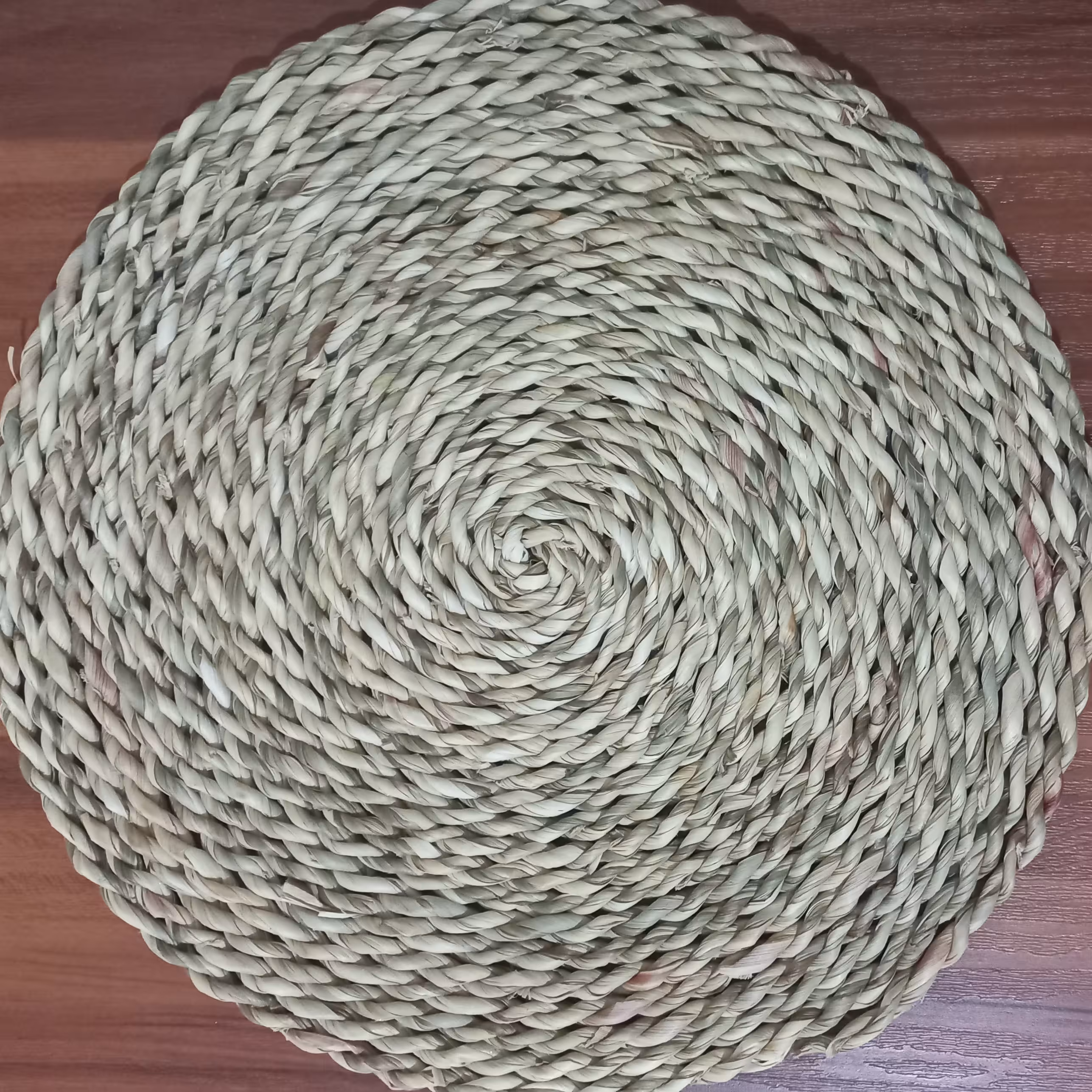 زیر بشقابی حصیری