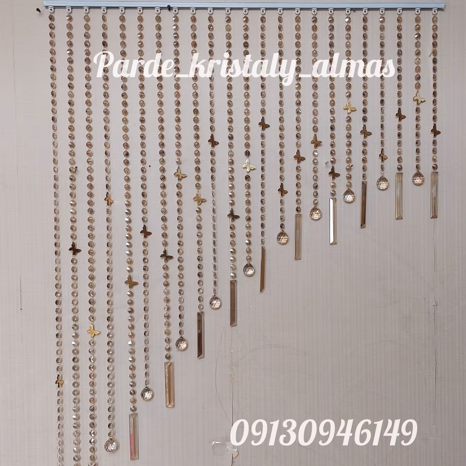 پرده کریستالی ترکیب گوی و آویز کاردی رنگ شامپاین (پس کرایه)