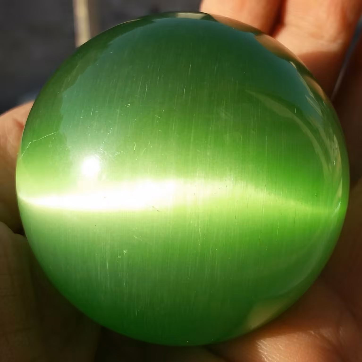 گوی غوووولپیکر تمام پولیش شده سنگ چشم گربه سبز روشن با تلالو نور بی نظیر خاااااااااص سایز بسیار درشت