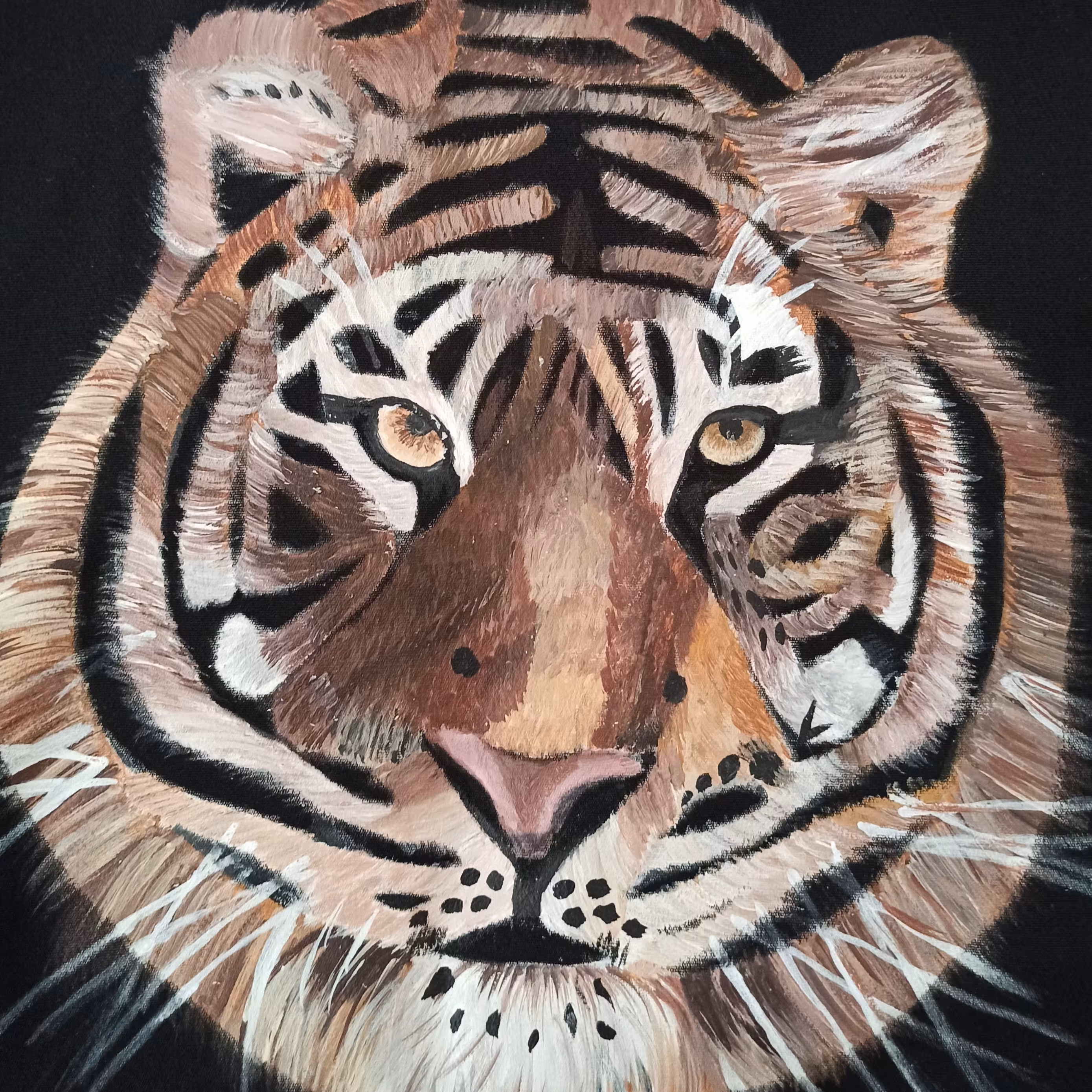 نقاشی روی پارچه و تیشرت و مانتو و شلوار جین و پارچه ای و کیف چرم و پارچه ای و لباس مجلسی و لوازم آشپزخانه انجام میدم