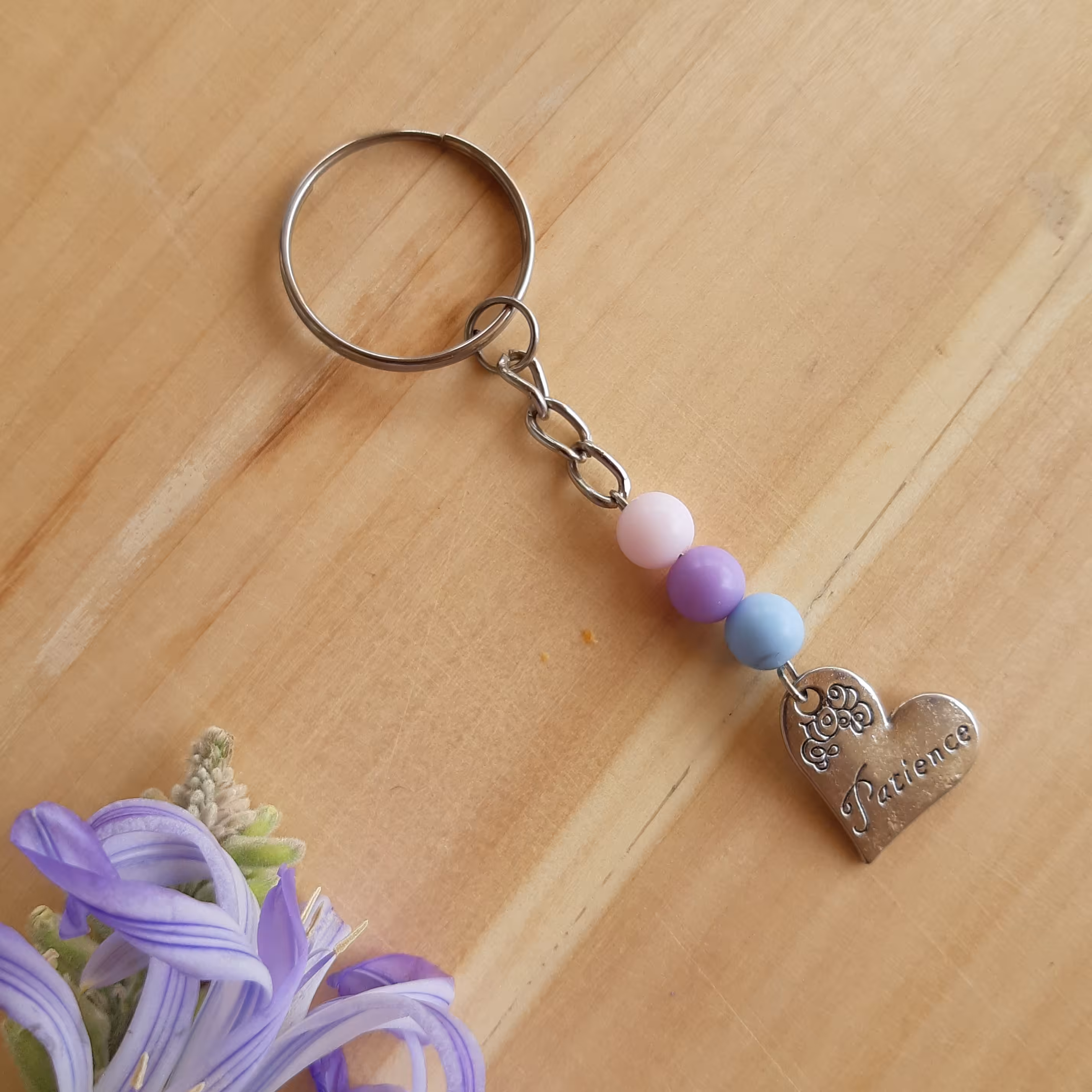 جاسوییچی با مهره های فانتزی و آویز قلبی کلمه صبر (یا صلح یا ایمان یا فرشته) قابل سفارش با رنگهای دیگر . جاکلیدی. سرکلیدی