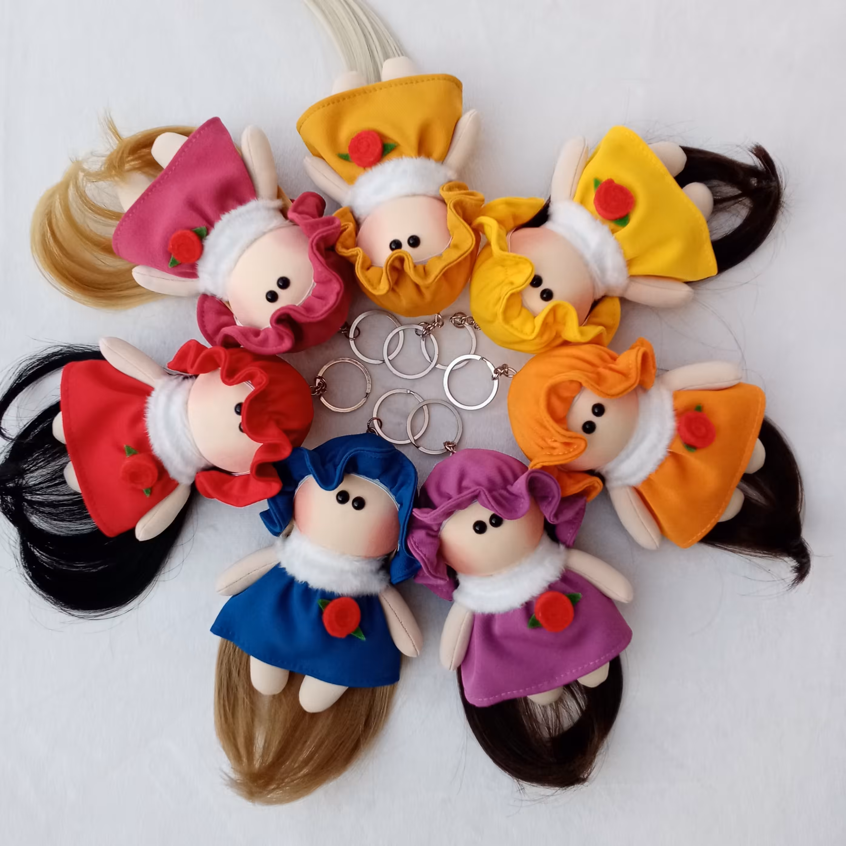 آویز کلاهدار در چند رنگ زیبا و خاص قد 13 سانت. موها قابلیت شانه پذیری و حالت پذیری دارند