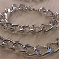 ست دستبند و گردنبند کارتیر خیلی ضخیم رنگ ثابت فوقدالعاده شیک اینجا 190 گزاشتیم قیمت 320 درب مغازه میفروشیم. تخفیف زدیم