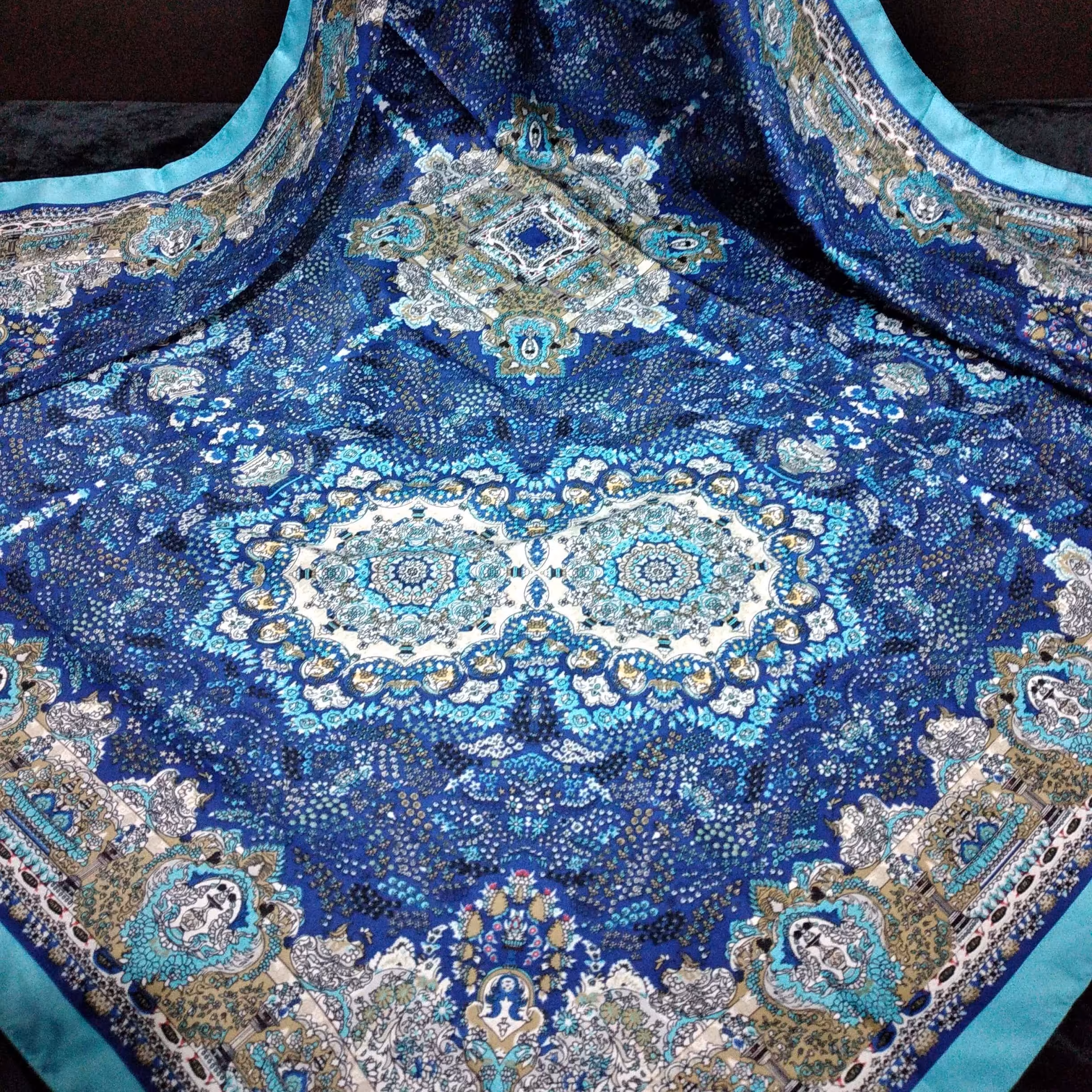 روسری گل ریز