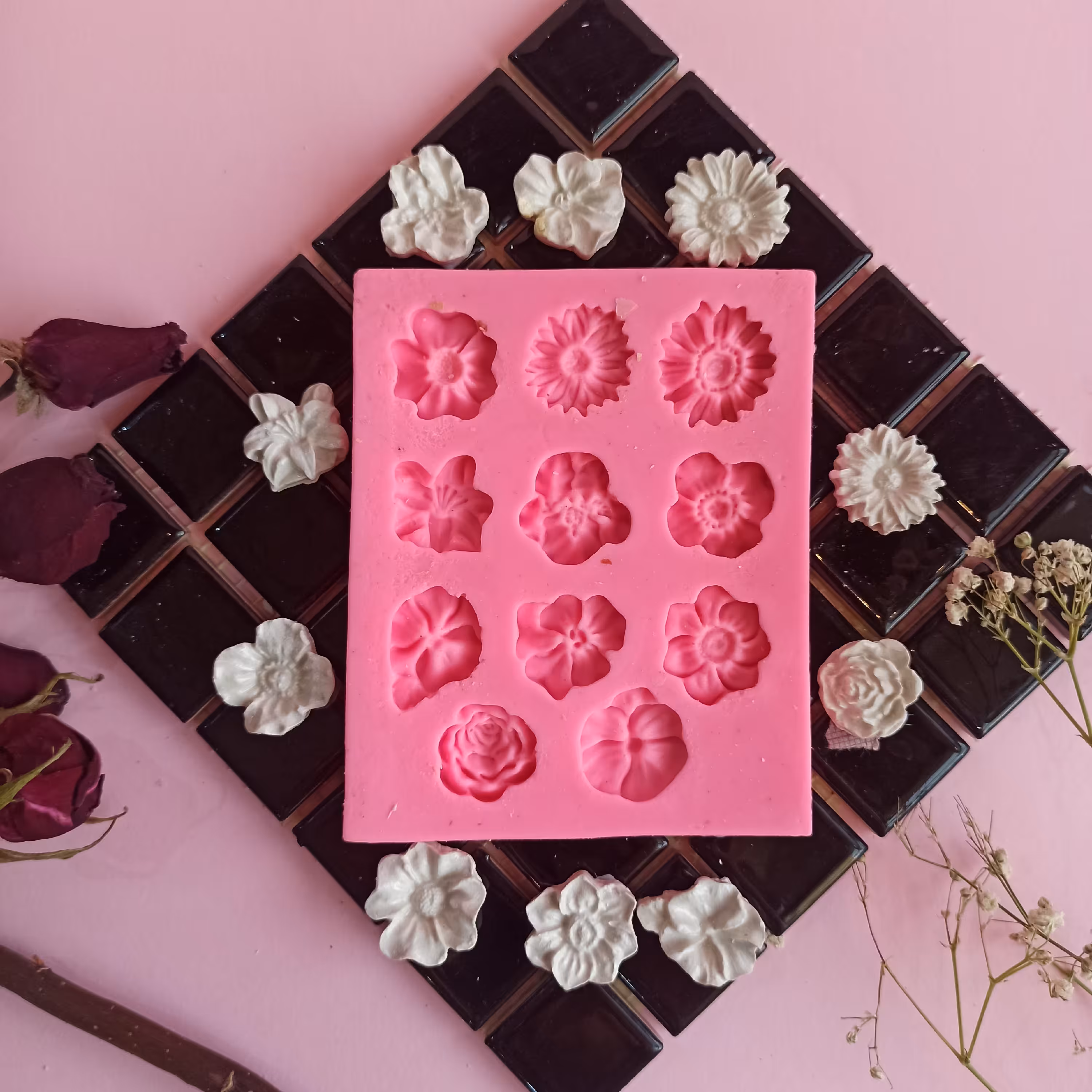 قالب گل های ریز مولد سیلیکونی قالب سیلیکونی گل های کوچک 2 سانتی مناسب شمعسازی مجسمع سازی رزین صابون سازی 