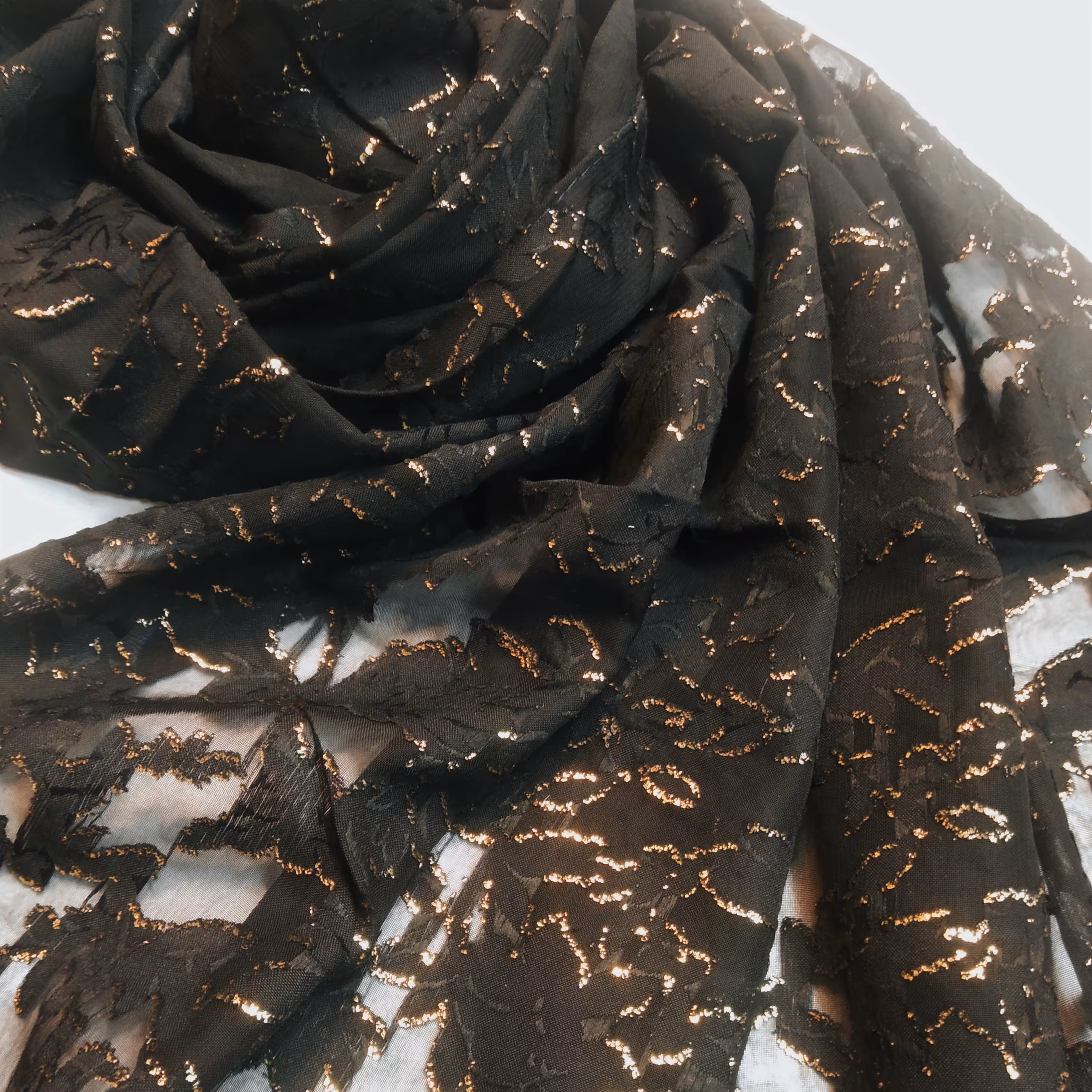 شال مشکی طلایی 