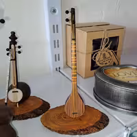 ادوات موسیقی  با پایه چوبی..