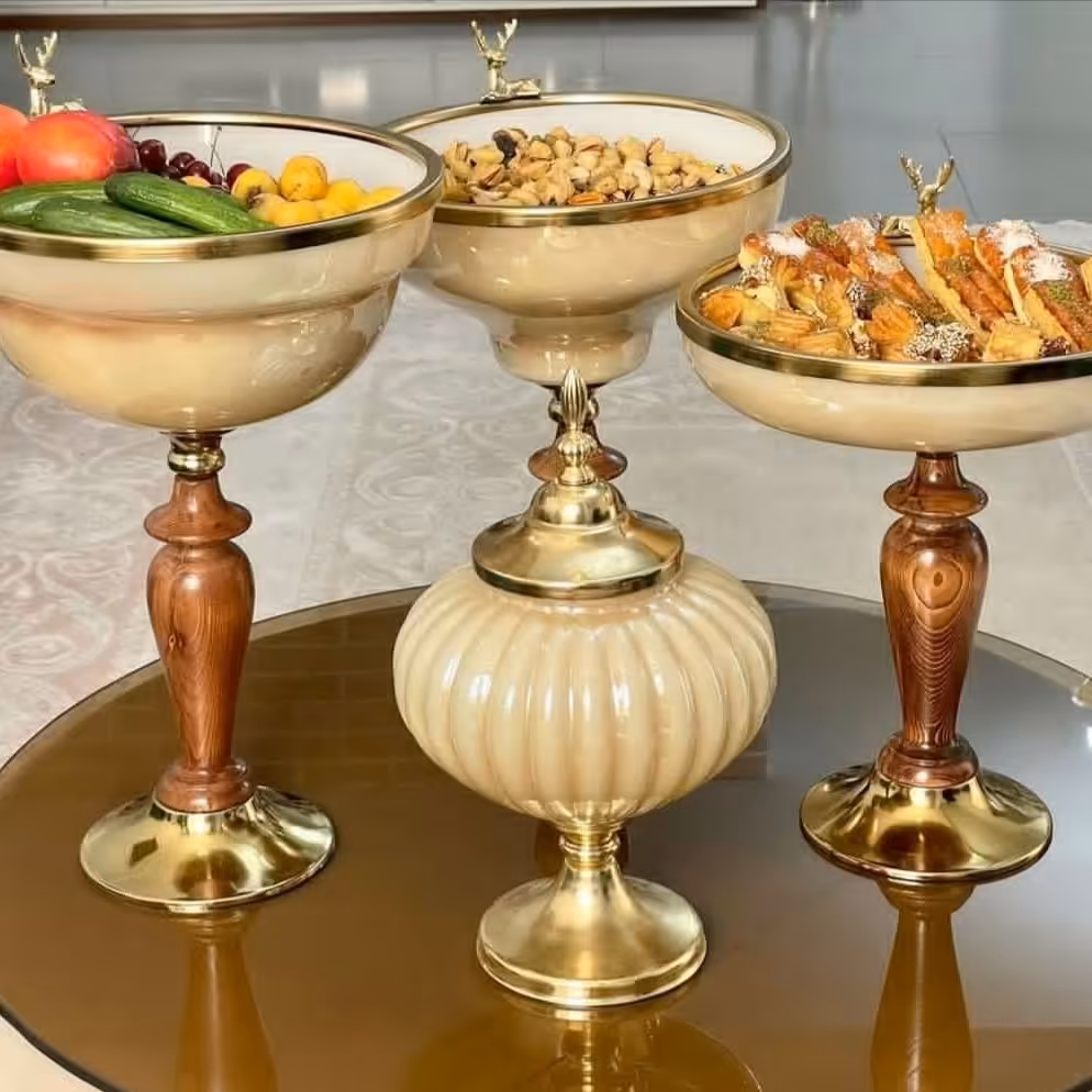 سرویس پذیرایی کاراملی با پایه ی چوب 