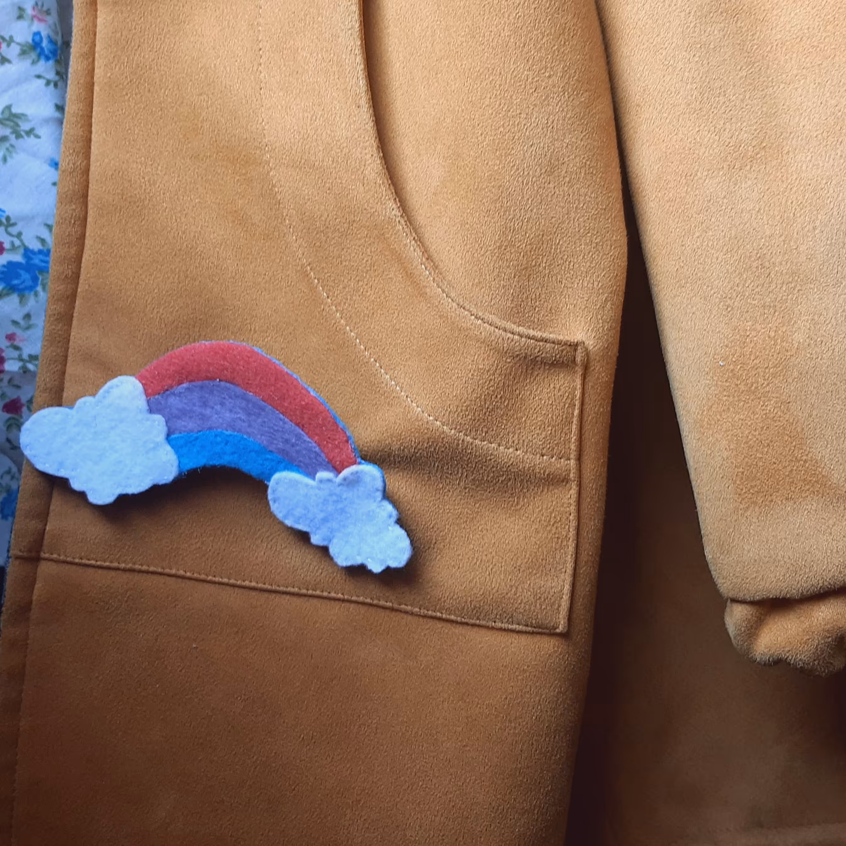 پیکسل نمدی دست‌دوز طرح رنگین کمان چند رنگ و ابر  13 سانتی متری🌈