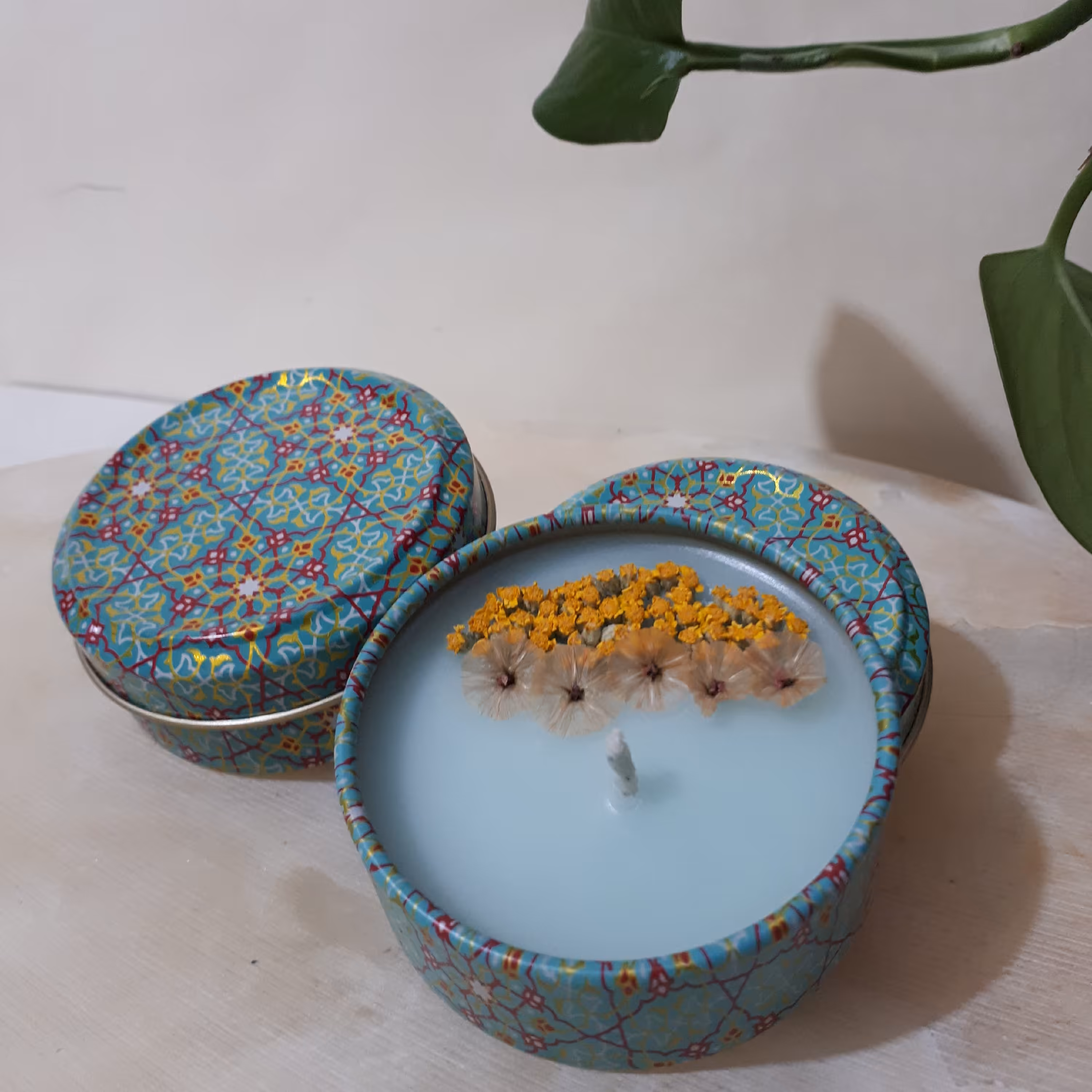 شمع قوطی فلزی  با طرح سنتی 