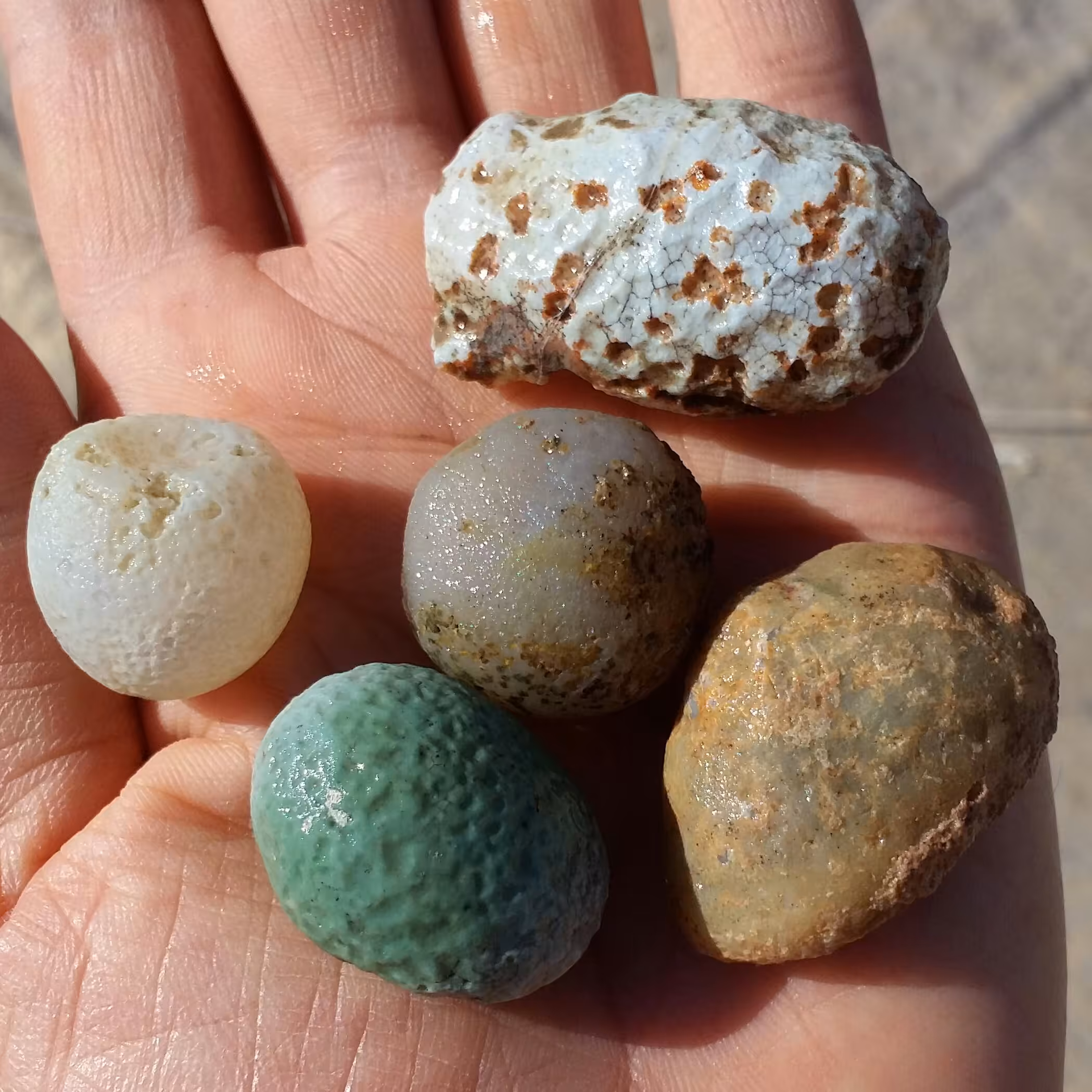 مجموعه 6 عددی سنگ راف خام عقیق نقلی برش نخورده ملقب به سنگ شانس 100 در صد طبیعی سرشاااار از خواص شااااهکار خلقت محشر
