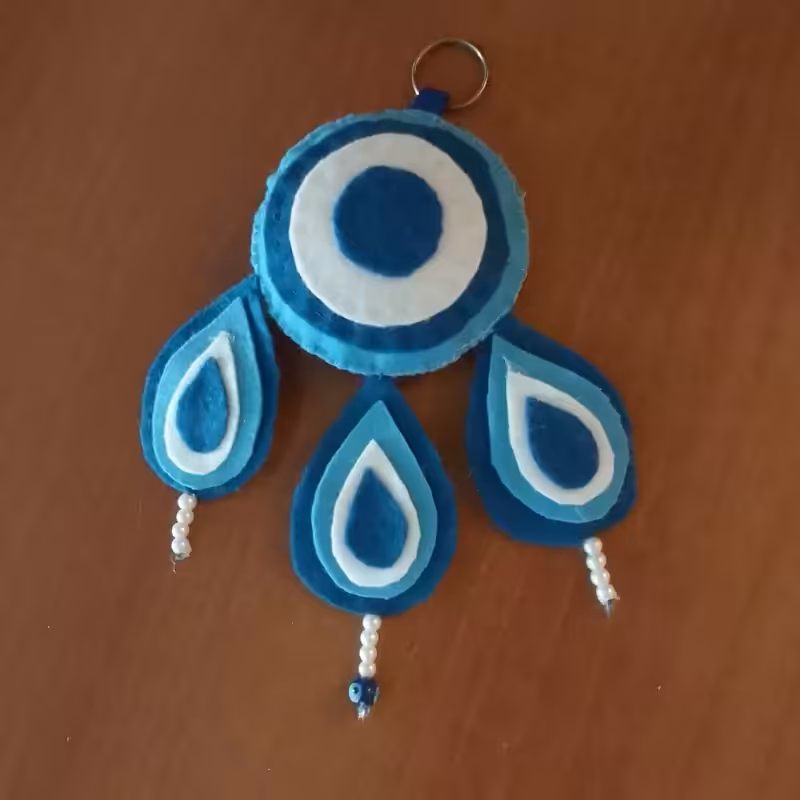 آویز چشم نظر نمدی پارچه ای دست ساز قد 27سانت سفید آبی دکوری تزیینی