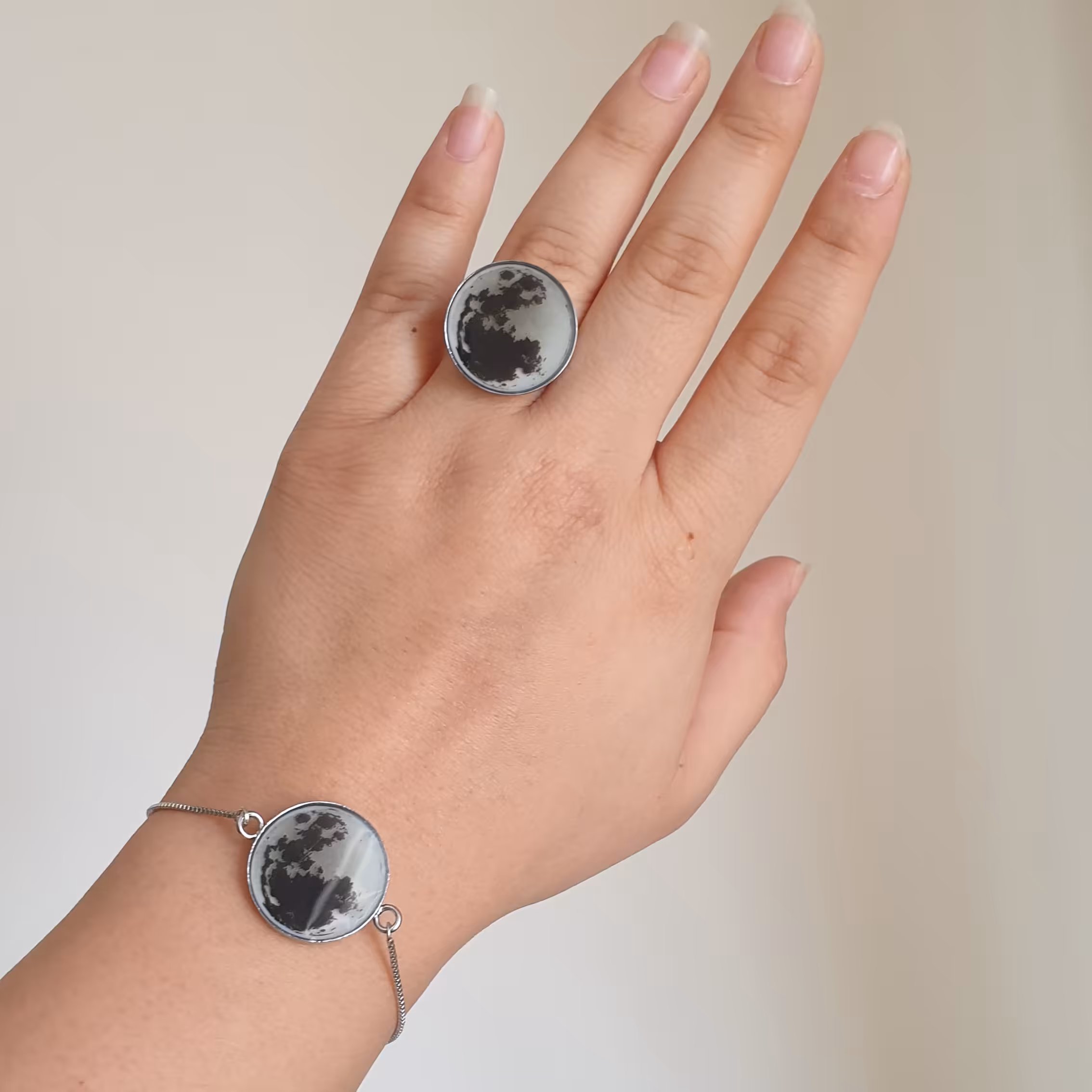 دستبند و انگشتر ماه شبتاب رزینی با قاب استیل