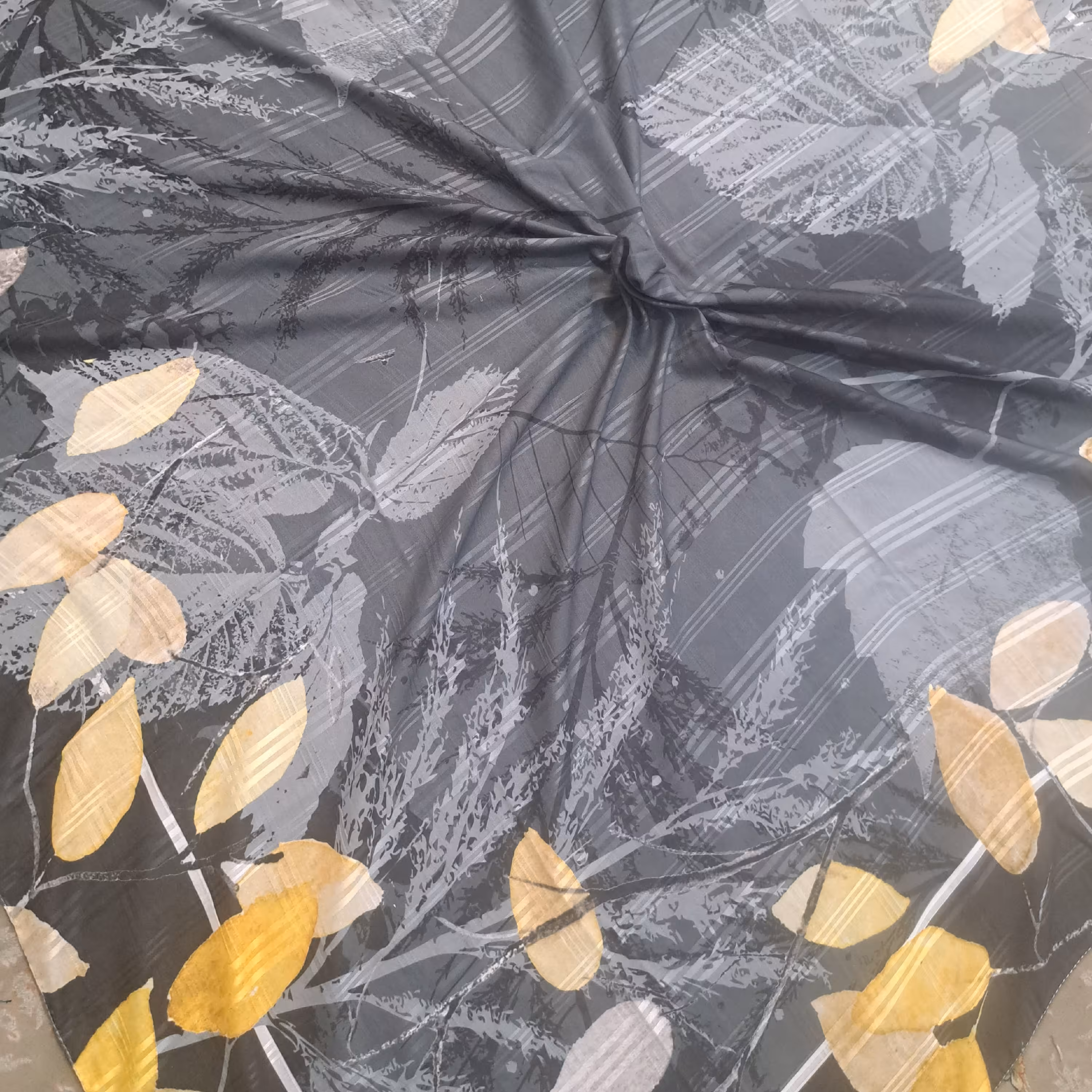 روسری قواره بزرگ طرح برگ