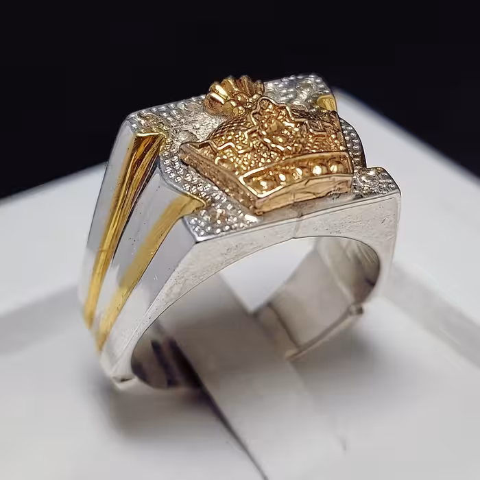 انگشتر نقره خاص و شیک دستساز  مردانه طرح تاج آبکاری شده طلایی  مخراج 10 عدد الماس معدنی