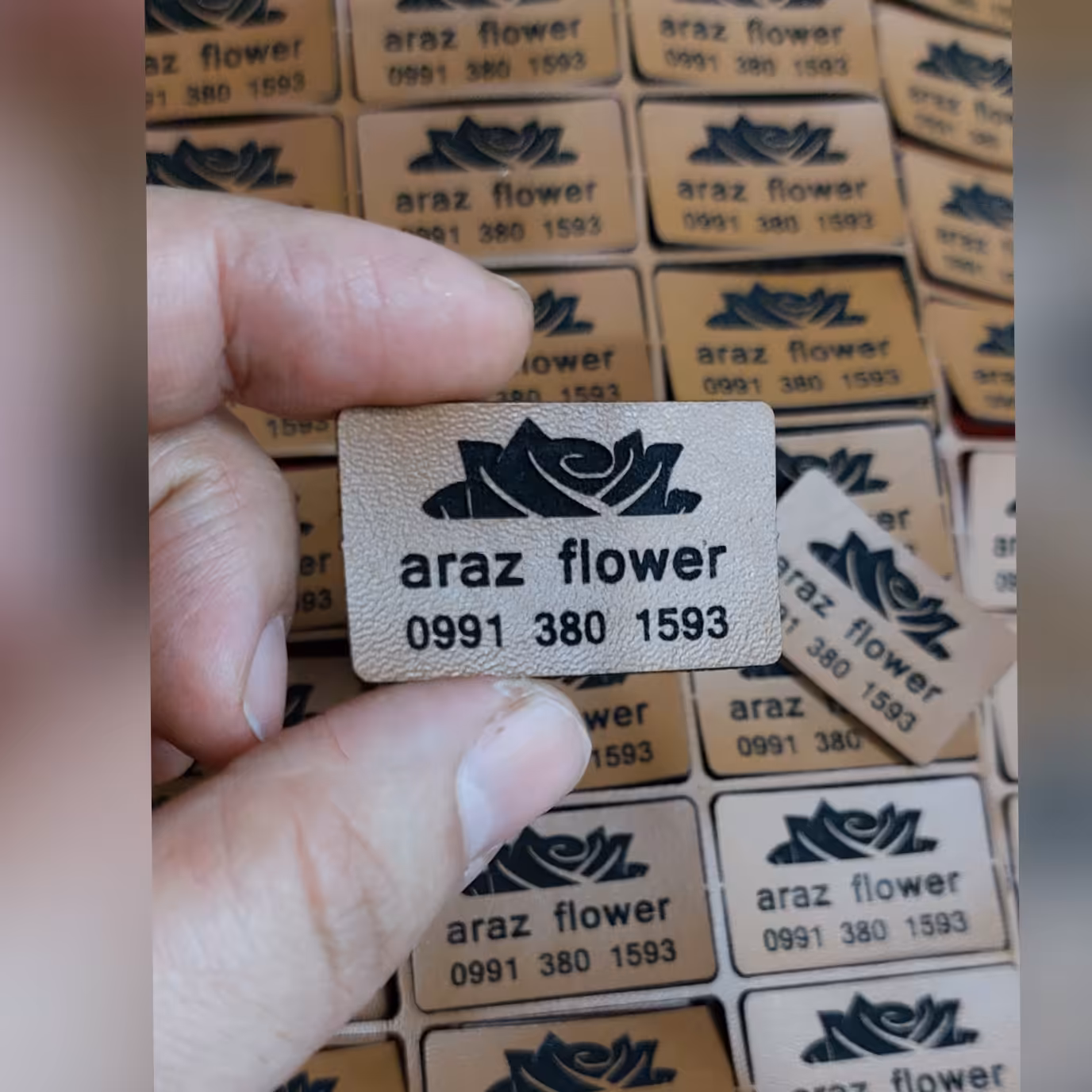 80 عدد لیبل چرمی  با لوگوی اختصاصی در اشکال دایره،مربع یا مستطیل با حکاکی دوخط متن و لوگو سایز حدودی 3.5 سانت