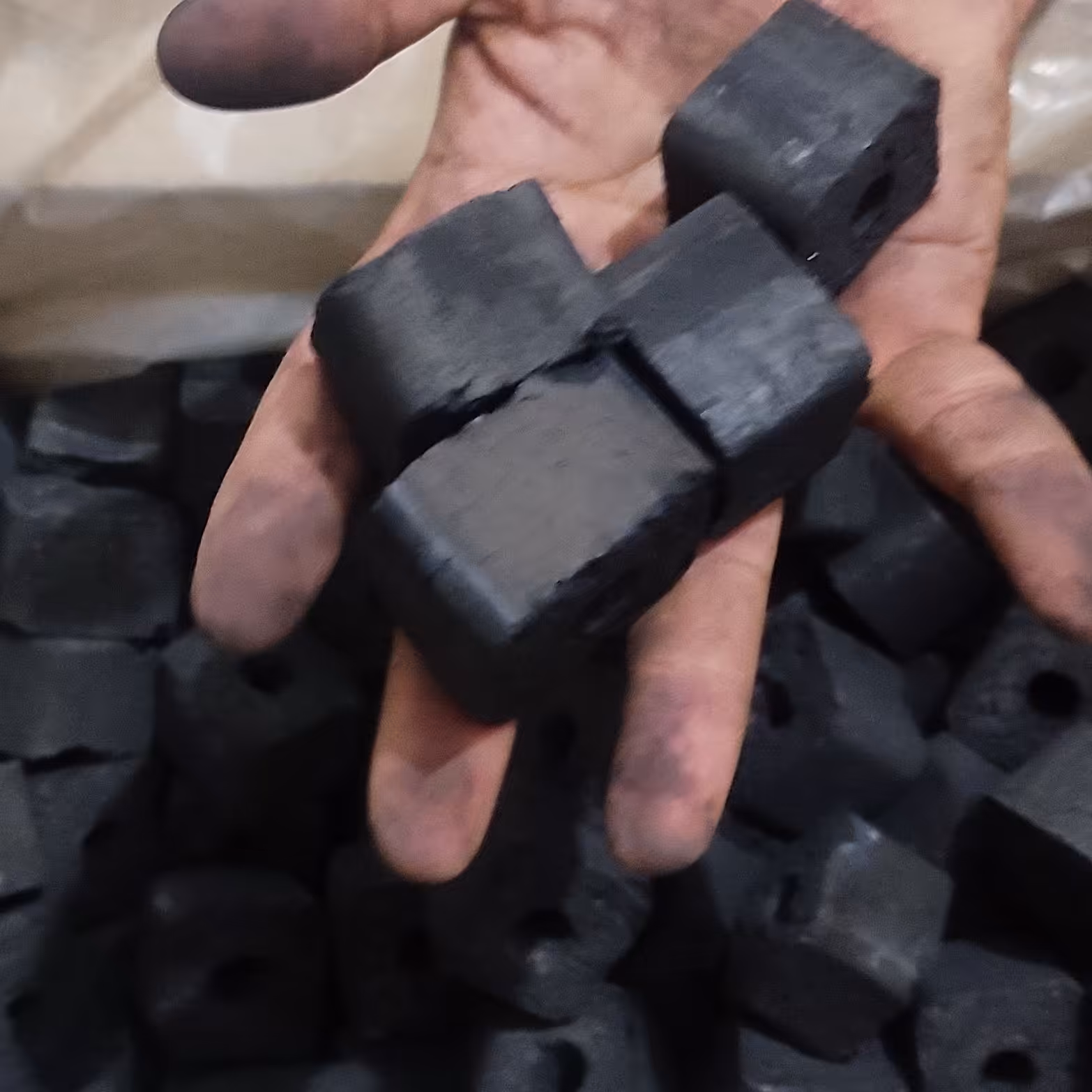 ذغال چینی صادراتی درجه یک (عمده)کارتن 6 کیلویی برش خورده  190      خرده 6کیلویی260