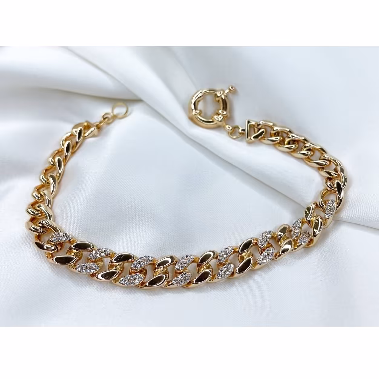 دستبند کارتیر نگین دار رنگ ثابت از برند معروف ژوپینگ آبکاری آب طلا ضد حساسیت(حتما قبل از ثبت سفارش موجودی بگیرید) 