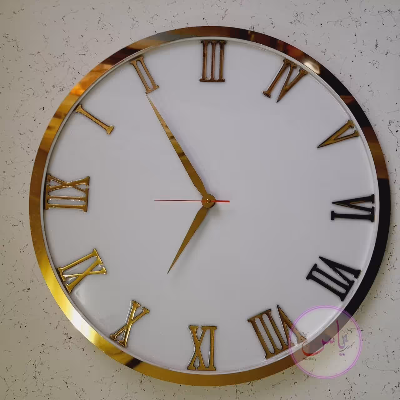 ساعت سفید با اعداد طلایی قطر60