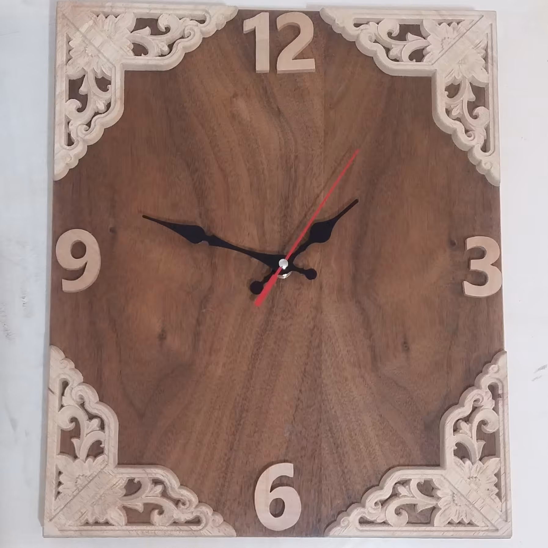 ساعت چوبی دیواری
ساعت چوبی منبت کاری شده 
ساعت دیواری