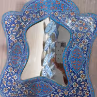 آینه میناکاری بدون شمعدون  و هفت سینی می باشد ابعاد آن تقریبا 30 الی 45 سانت می باشد وزن آن  تقریبا  2000  گرم می باشد .