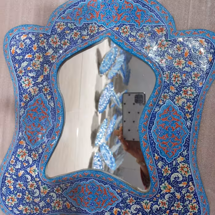 آینه میناکاری بدون شمعدون  و هفت سینی می باشد ابعاد آن تقریبا 30 الی 45 سانت می باشد وزن آن  تقریبا  2000  گرم می باشد .