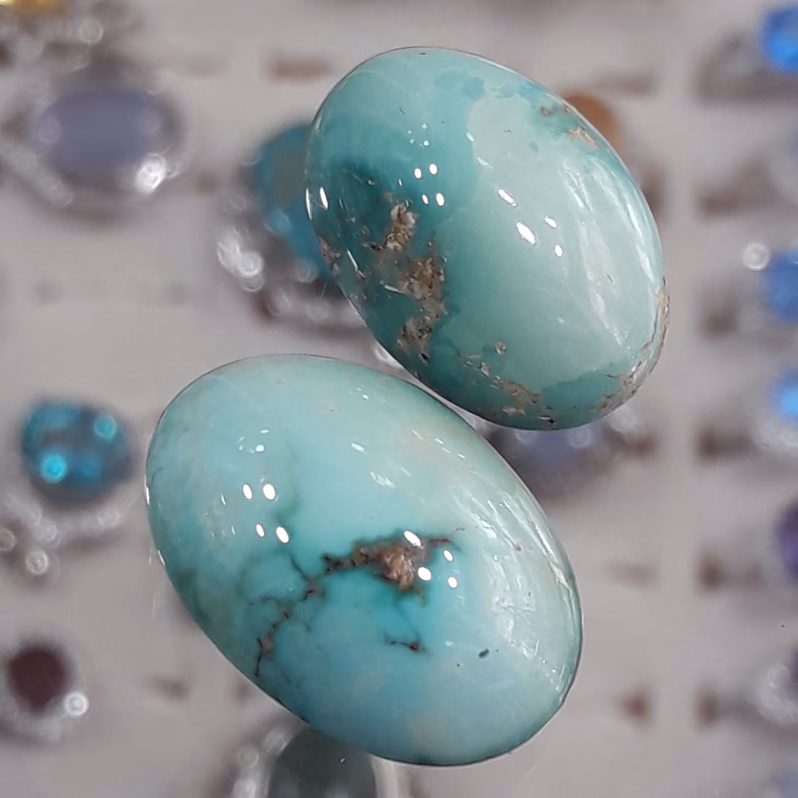 نگینهای دوقلوی سنگ فیروزه نیشابوری اصل و معدنی رنگ فیروزه ای روشن بسیار زیبا برای پلاک و انگشتر طلا یا نقره