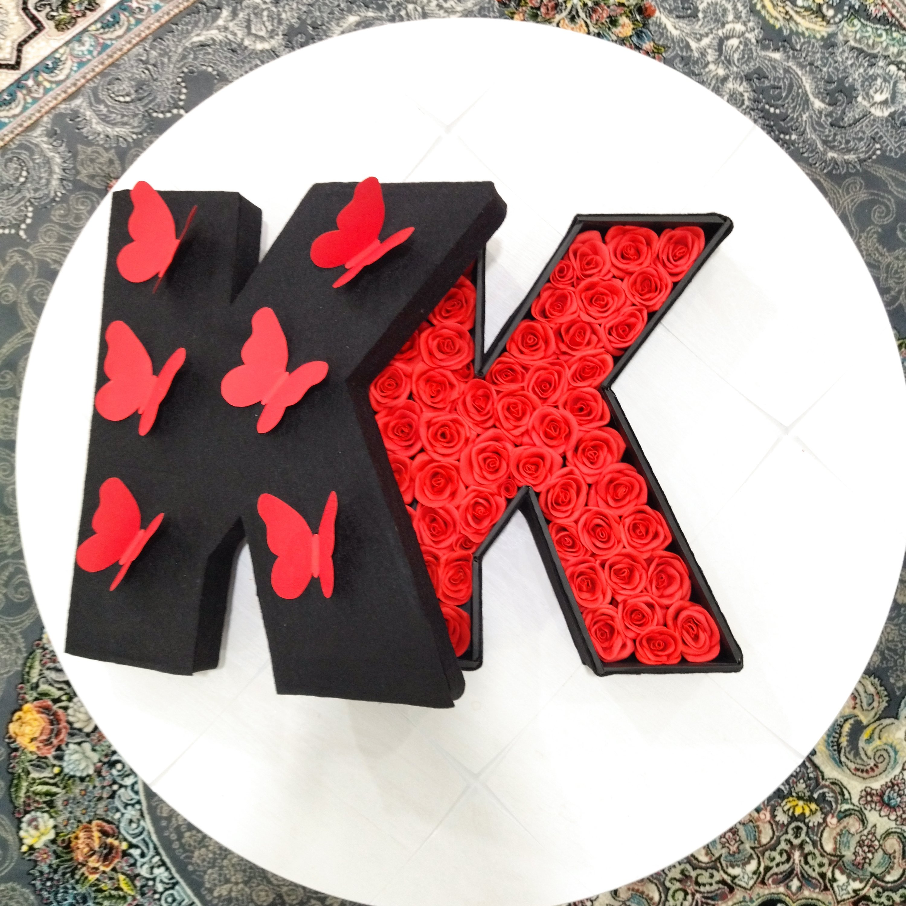 باکس گل درب دار حروف انگلیسی حرف k با گلهای فومیارسال به صورت پس کرایه