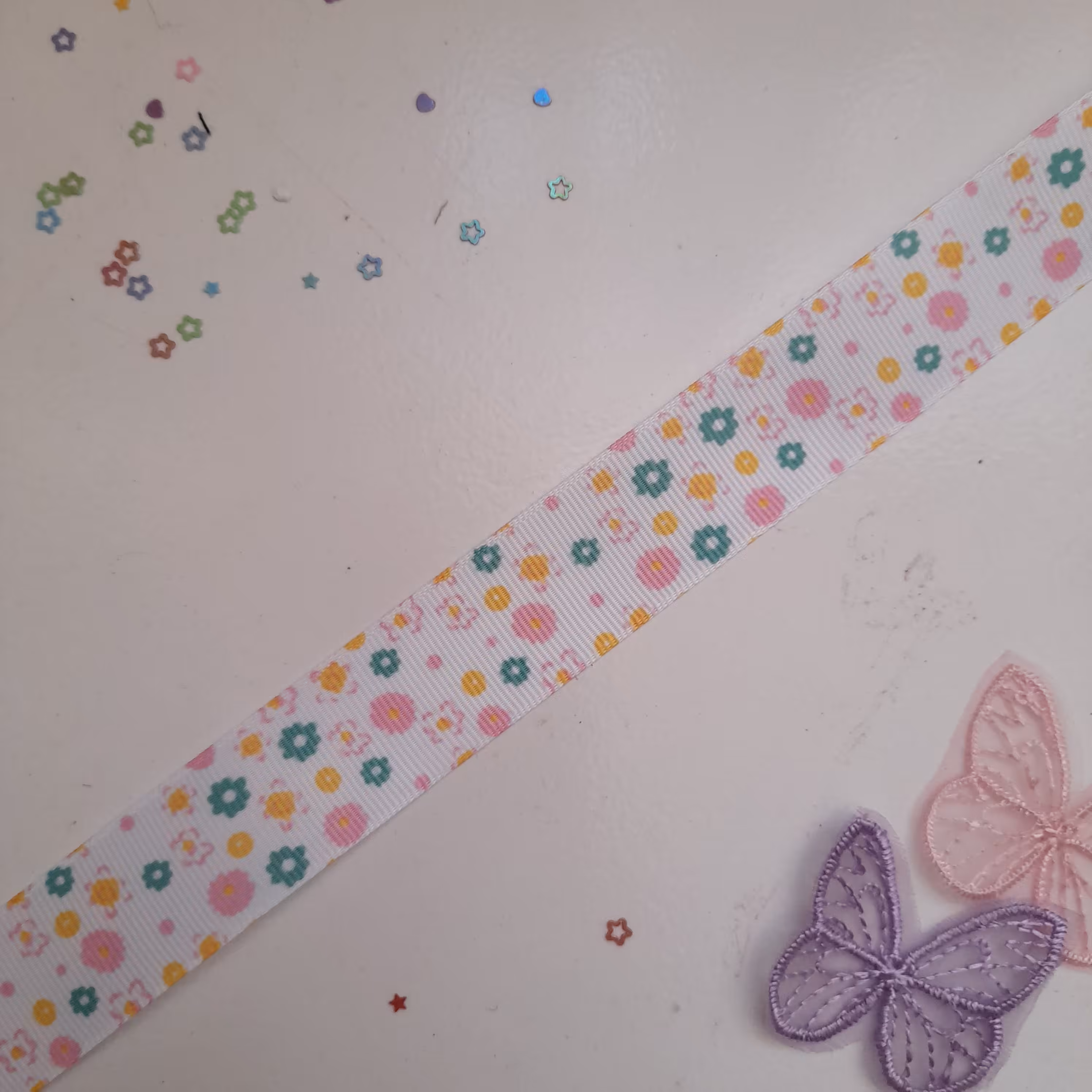 روبان گروگرن 2ونیم سانتی طرح گلدار زمینه سفید