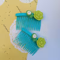 پک دوتایی شانه مو عروسکی دو رنگ صورتی و سبز اکسسوری فانتزی دخترانه و زنانه 