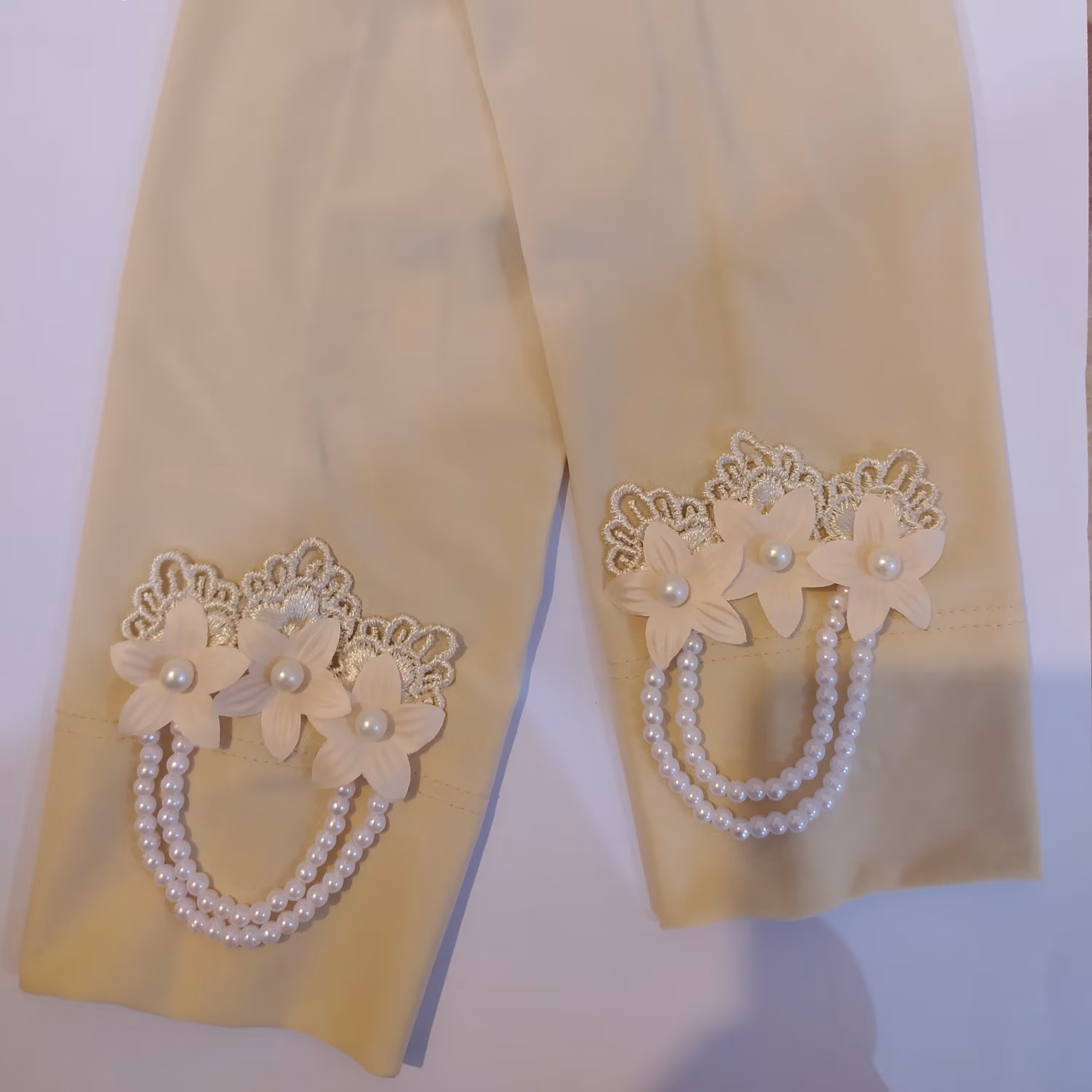 ساق دست طرح گل و مروارید رنگ کرم