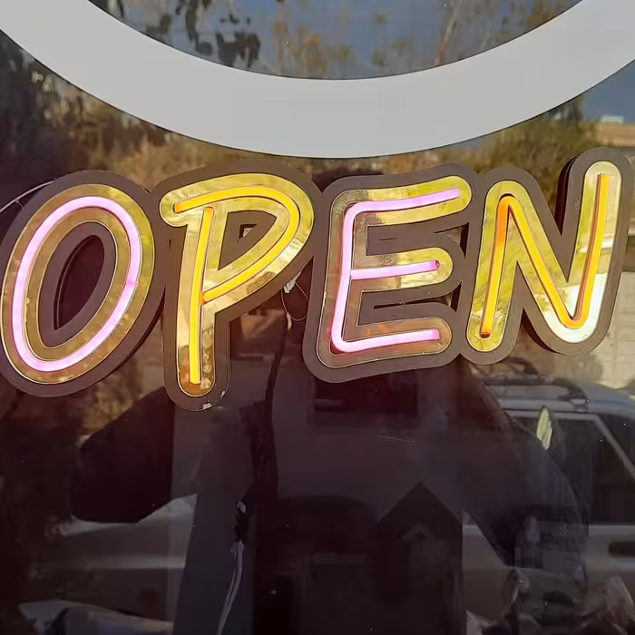 تابلو نئون openبرای مغازه دارهای عزیز