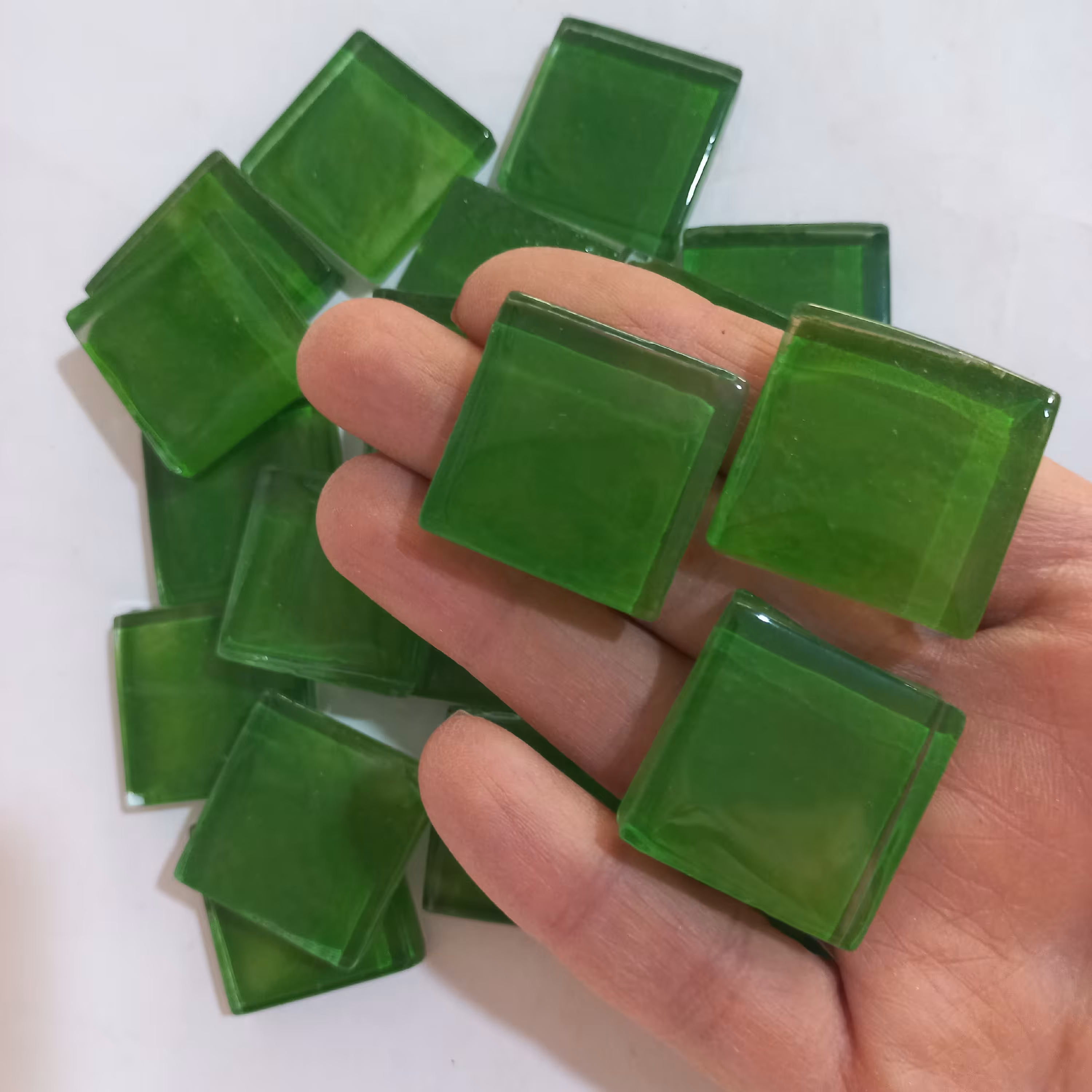 کاشی شیشه ای رنگ سبز 2.5سانتیمتری مخصوص هنر موزاییک