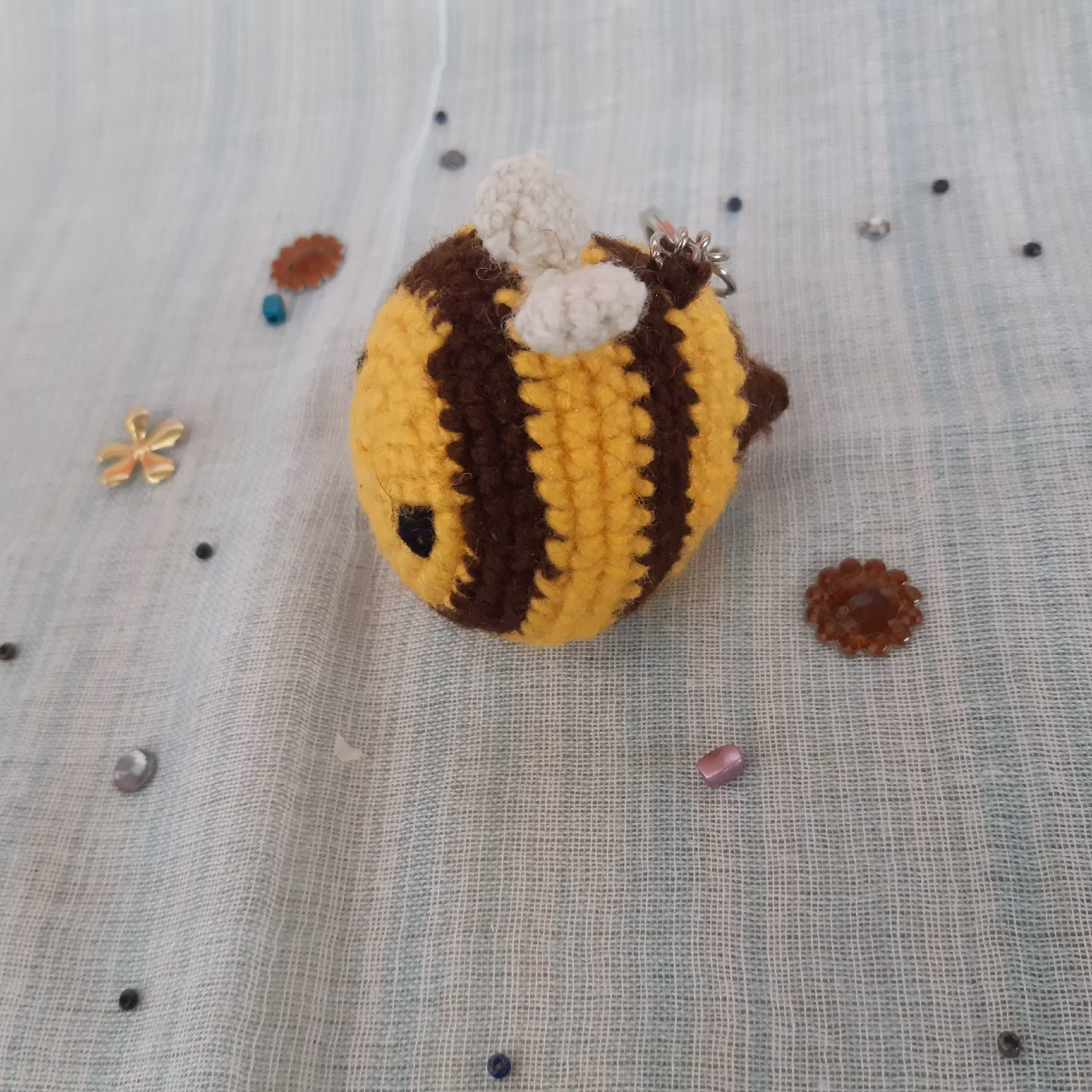 جاکلیدی و آویز عروسک زنبور بافتنی به طول 7 سانتی متز