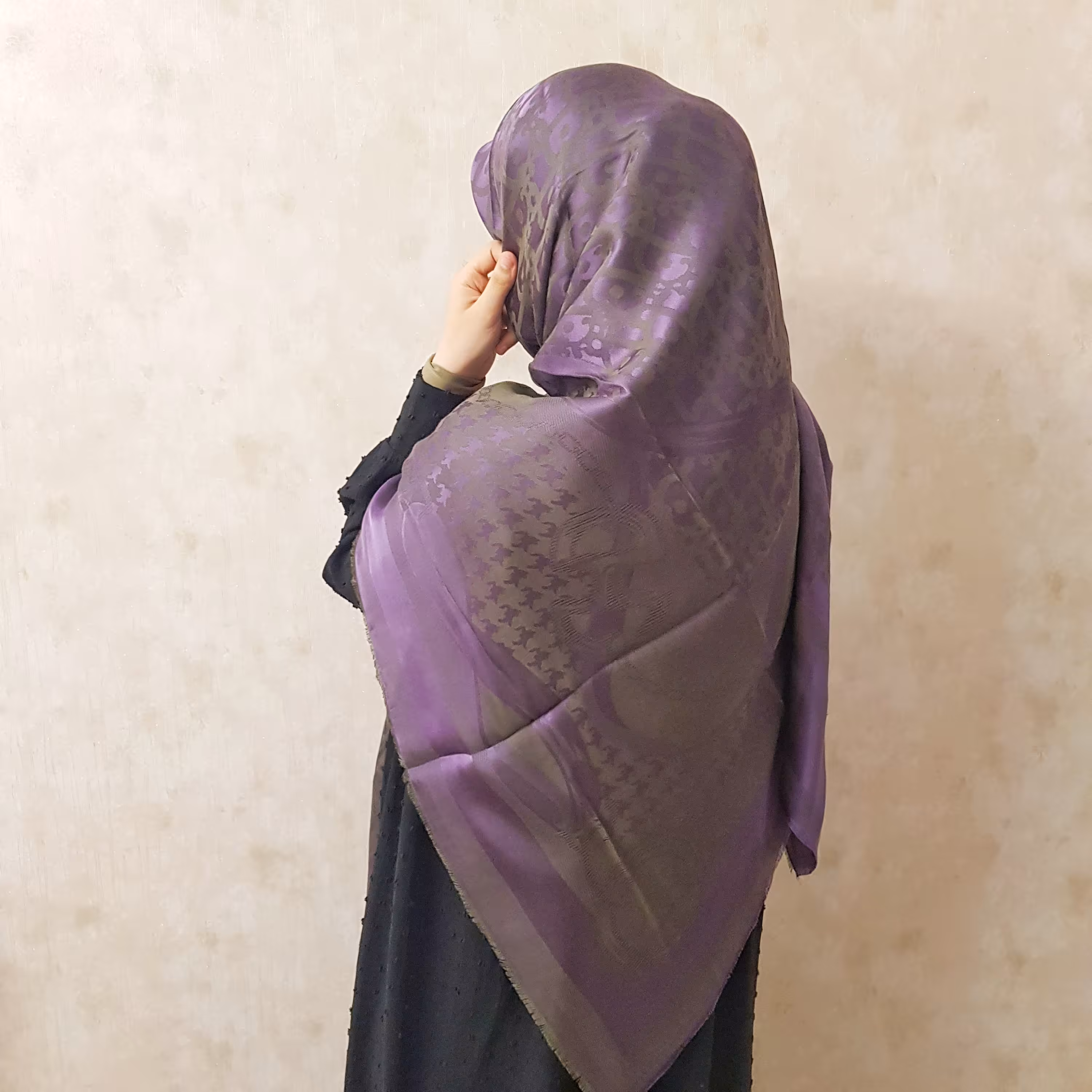 روسری ابریشم ژاکارد وارداتی دورو قواره 140 ریش ریش بنفش زیتونی