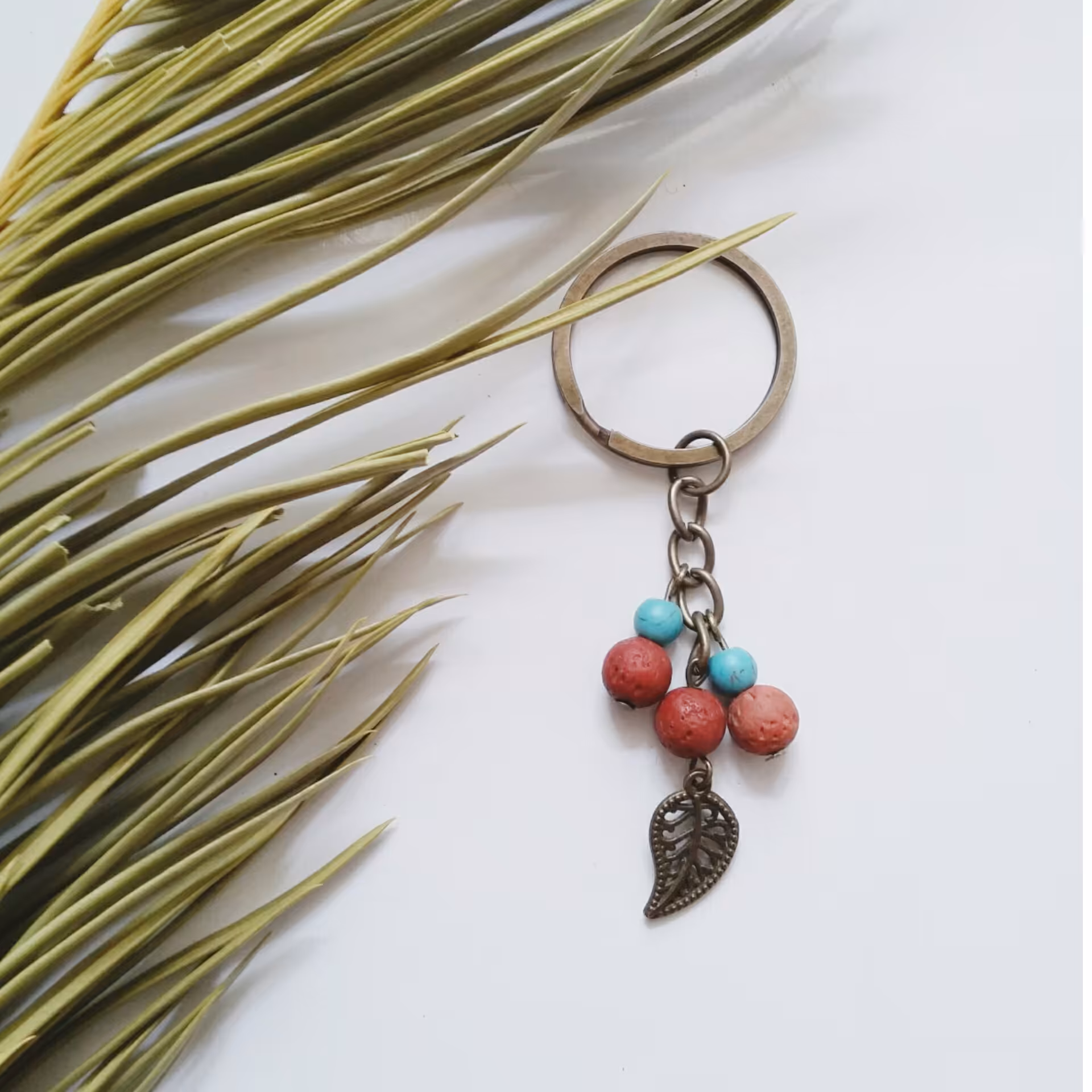 جاکلیدی یا آویز کیف سنگ فیروزه و لاوا با آویز برگ